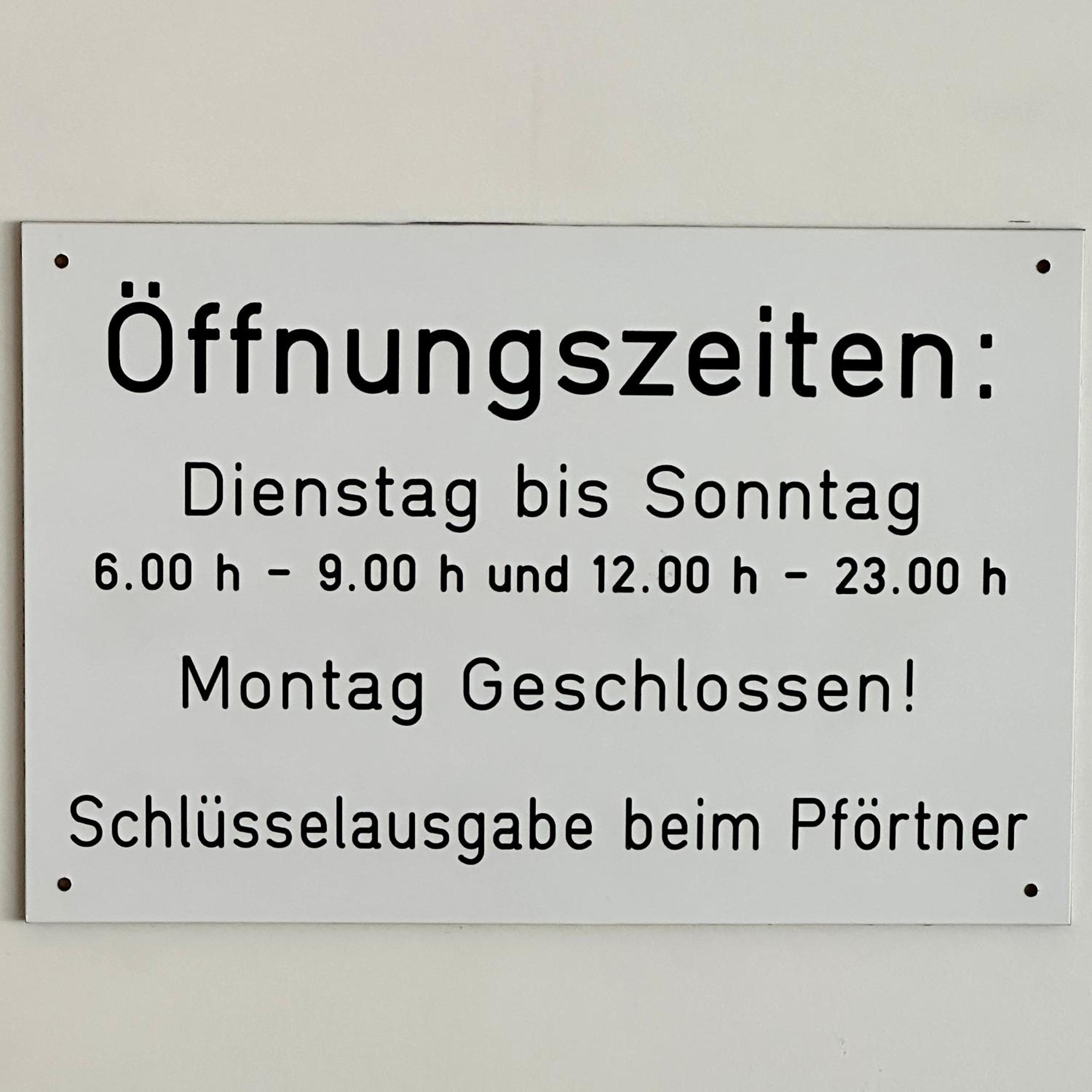 DOMspitzen-BLICK, cooles 2 Zimmer Apt mit Indoor-Swimmingpool auf dem Dach, Küche und Smart-TV