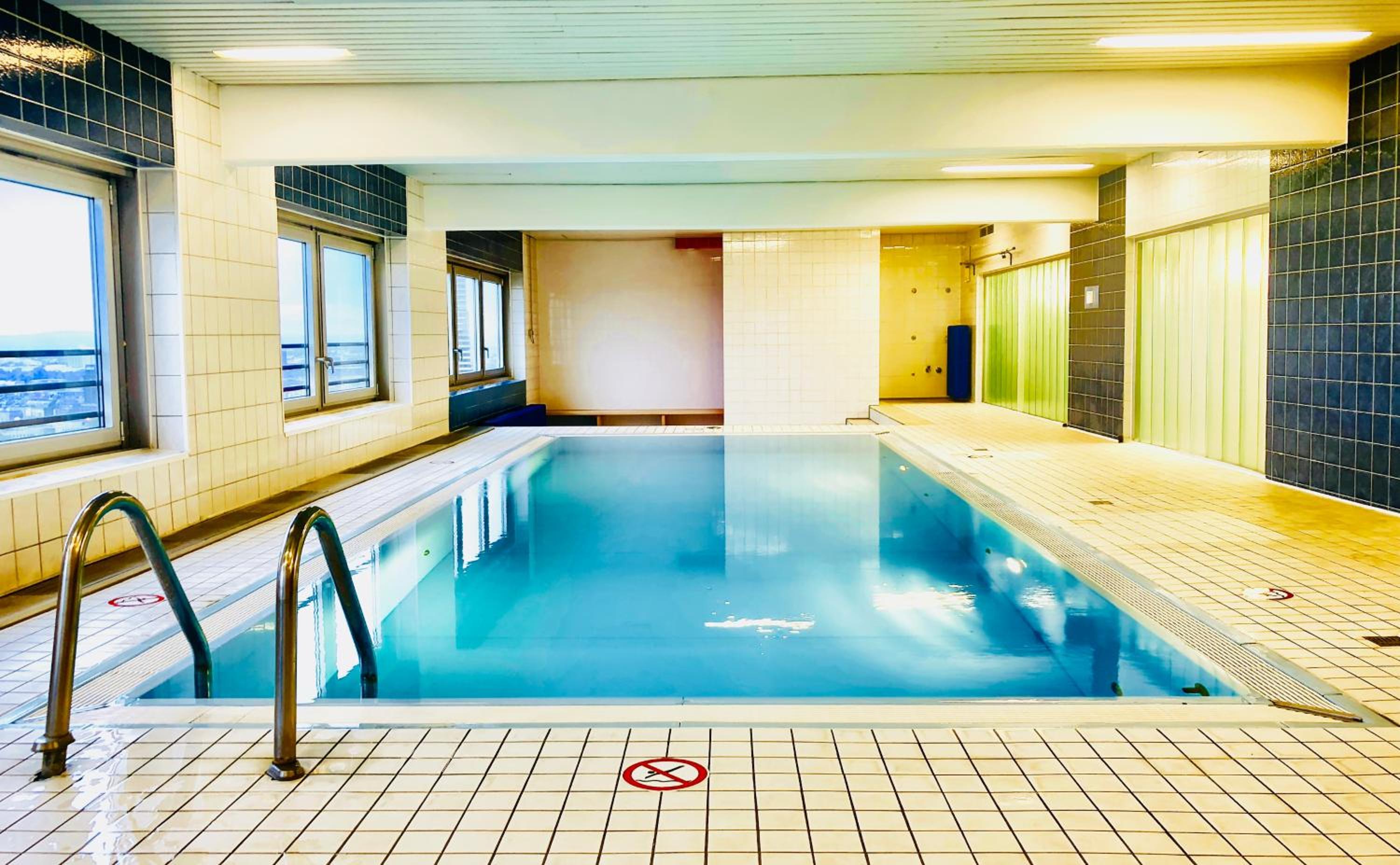 DOMspitzen-BLICK, cooles 2 Zimmer Apt mit Indoor-Swimmingpool auf dem Dach, Küche und Smart-TV