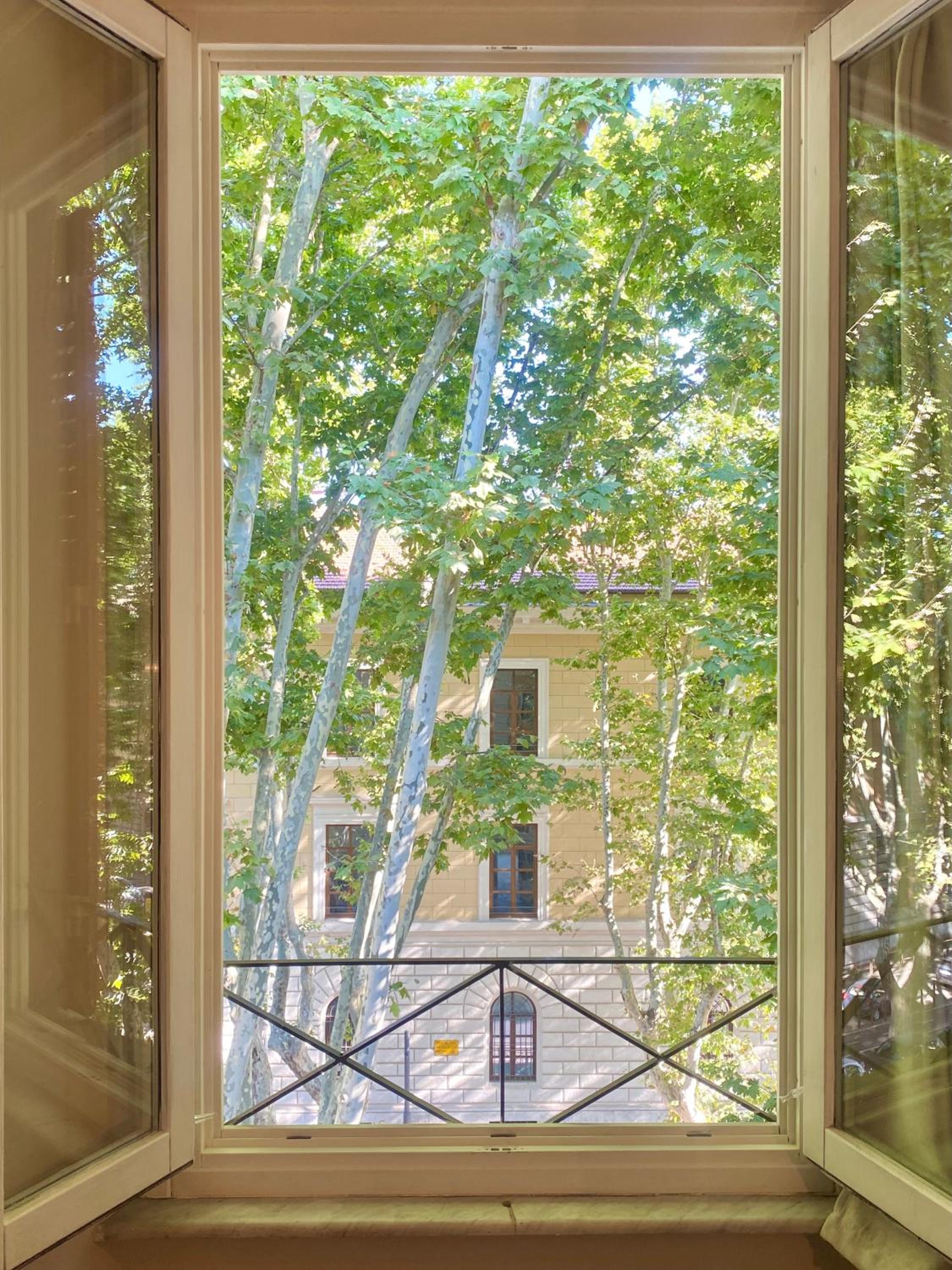 Queen of Rome Luxury Rooms
