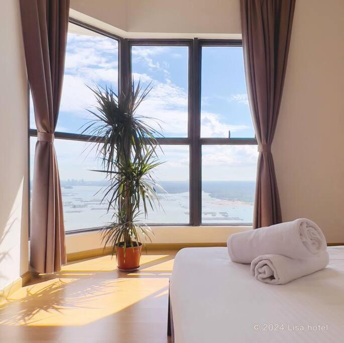 Modern room with High Floor Seaview Near CIQ