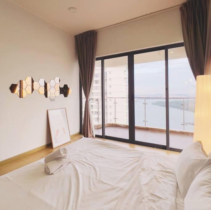 Modern room with High Floor Seaview Near CIQ