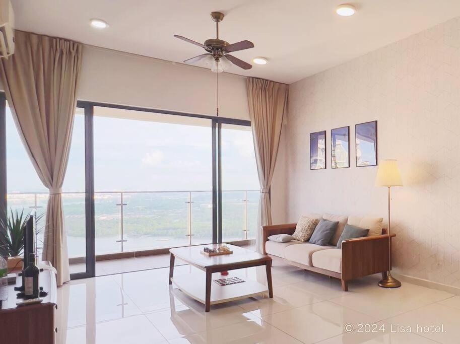 Modern room with High Floor Seaview Near CIQ
