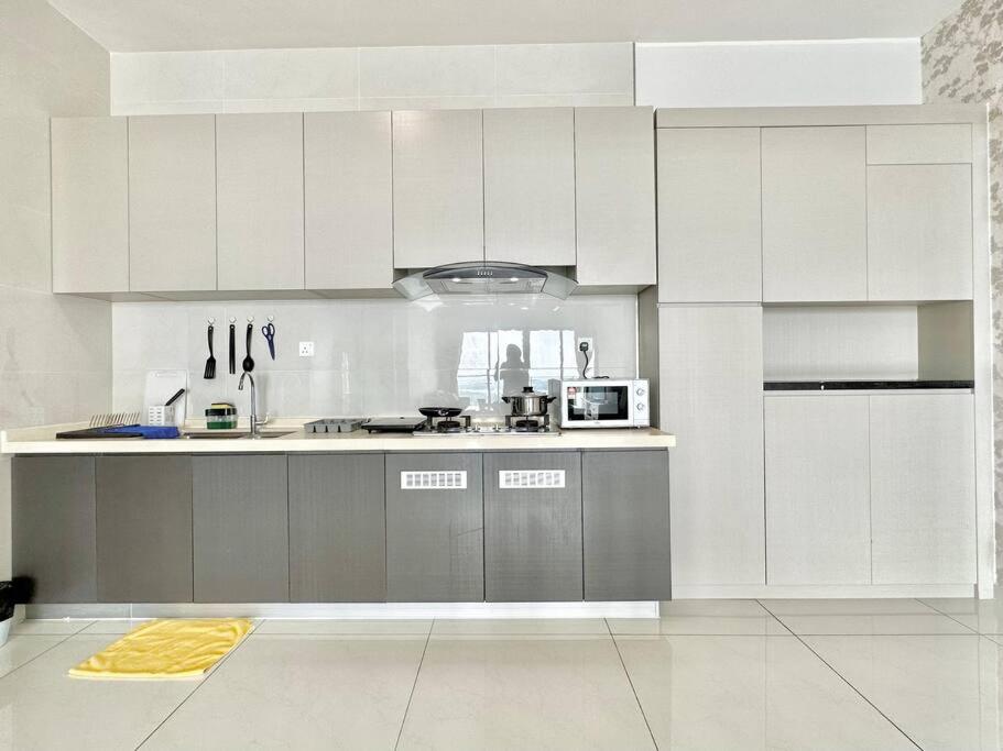 Modern room with High Floor Seaview Near CIQ
