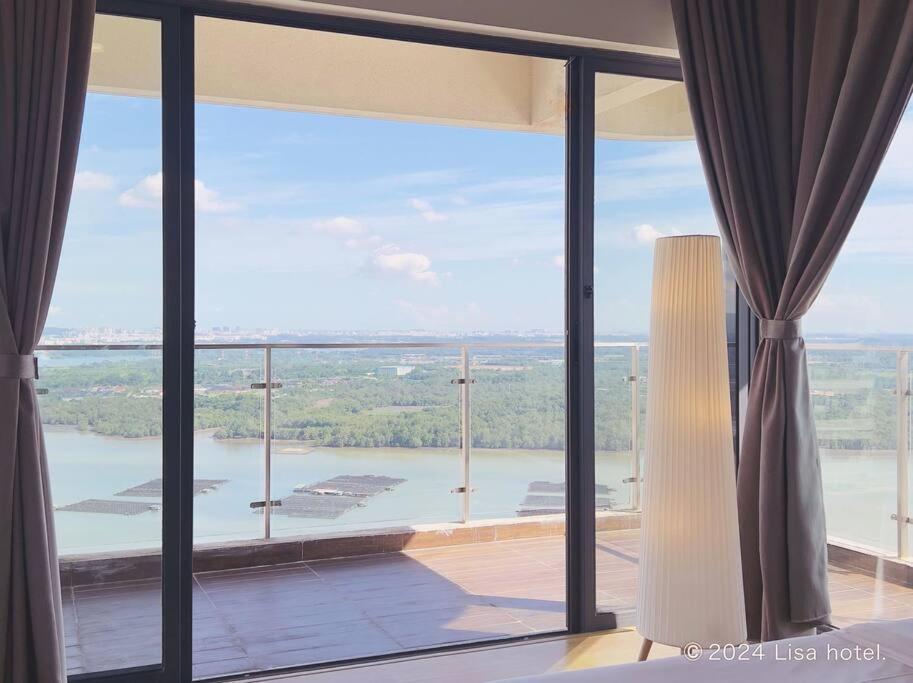 Modern room with High Floor Seaview Near CIQ