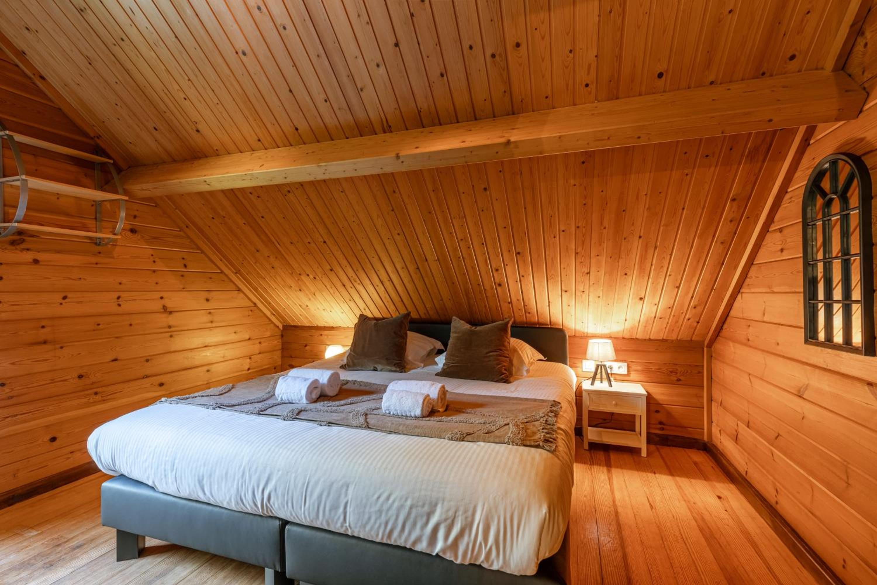 Huswell - Tranquil retreat, cozy chalet in the heart of Urse