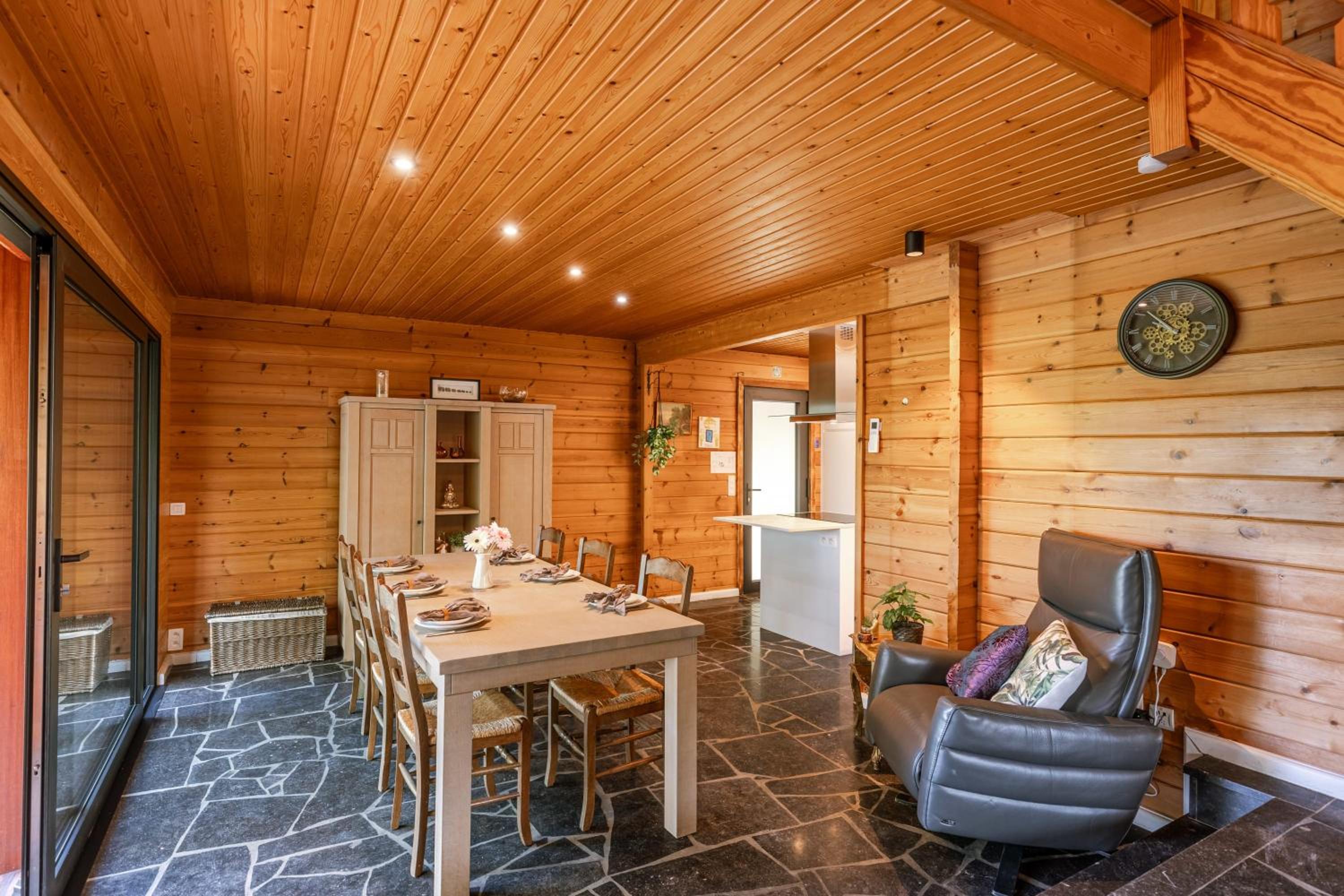 Huswell - Tranquil retreat, cozy chalet in the heart of Urse