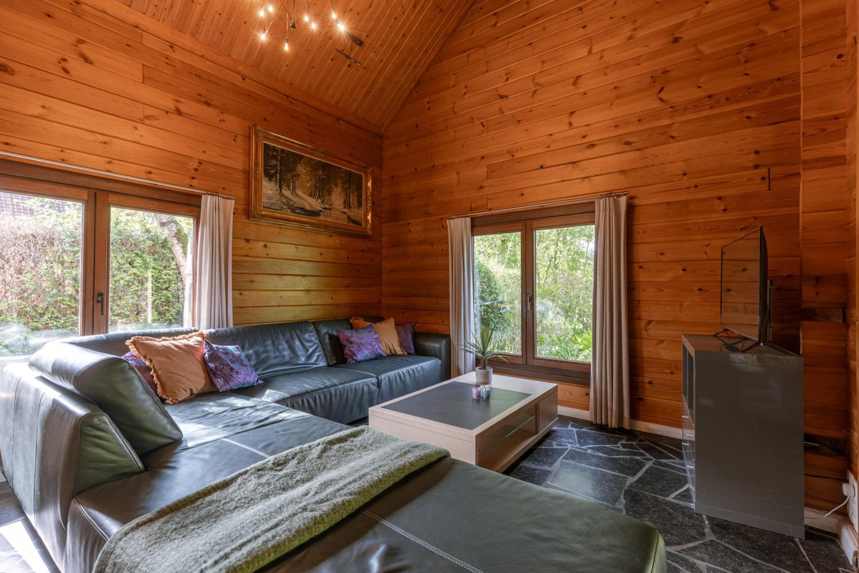 Huswell - Tranquil retreat, cozy chalet in the heart of Urse