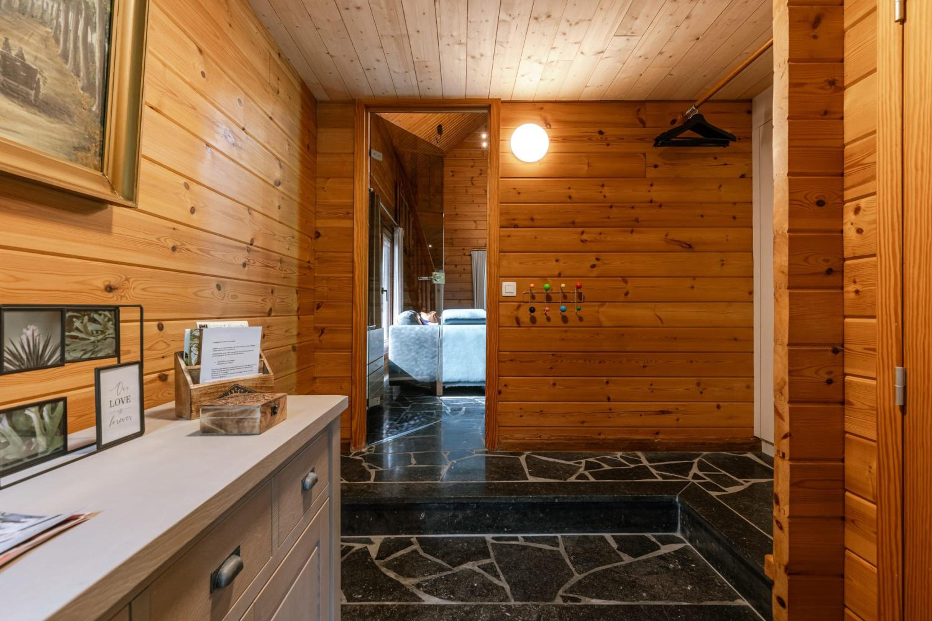 Huswell - Tranquil retreat, cozy chalet in the heart of Urse