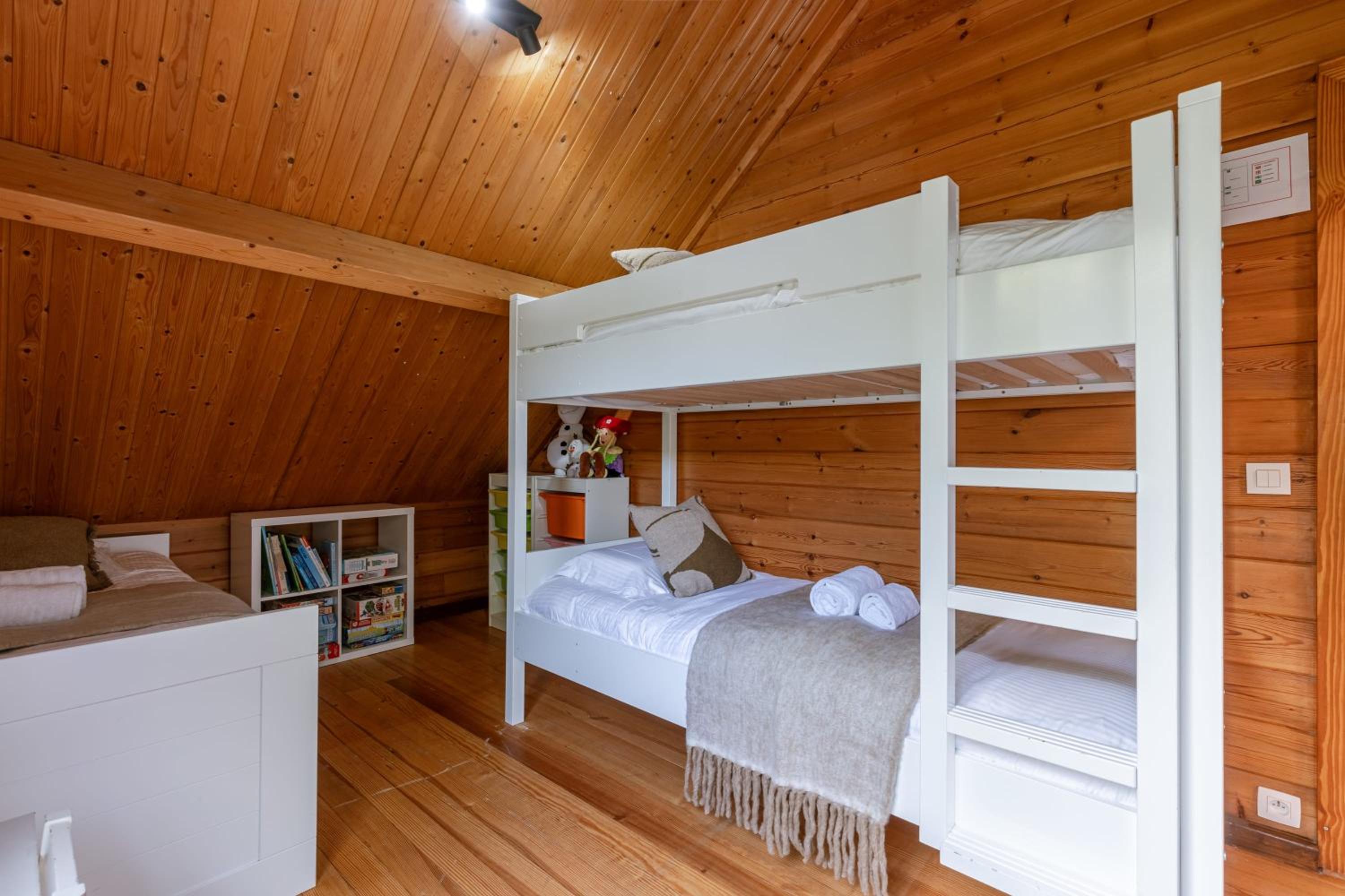 Huswell - Tranquil retreat, cozy chalet in the heart of Urse