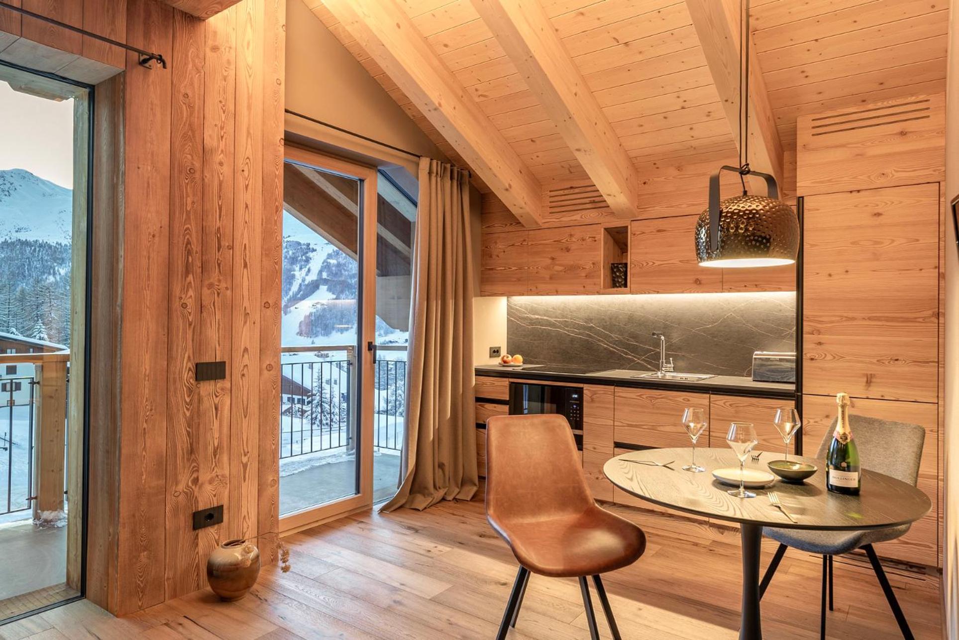 LIVIN JOY Bivio Travel view 5