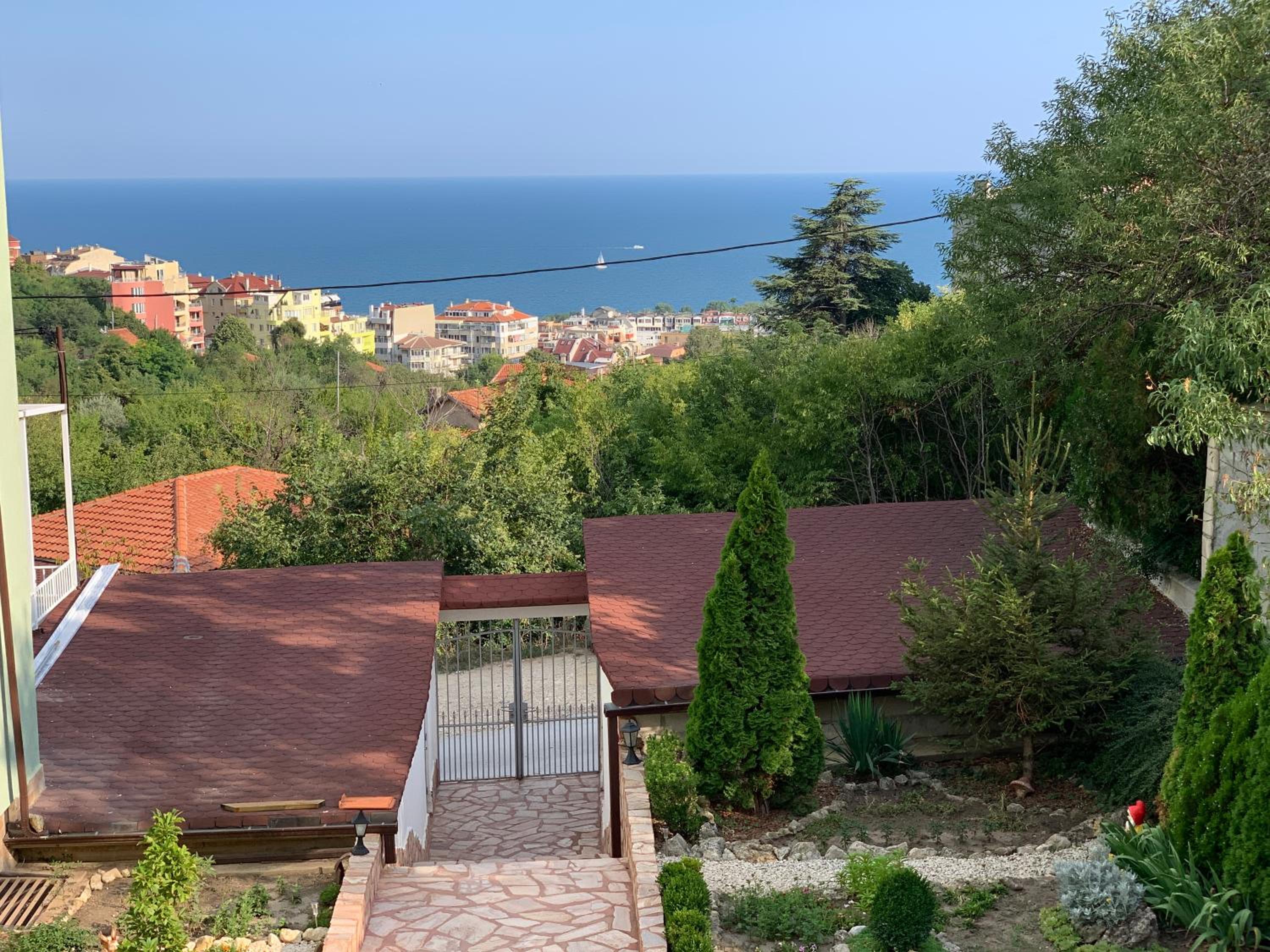 Sunray Guest House, Private Rooms & Apartment with Lovely Sea View