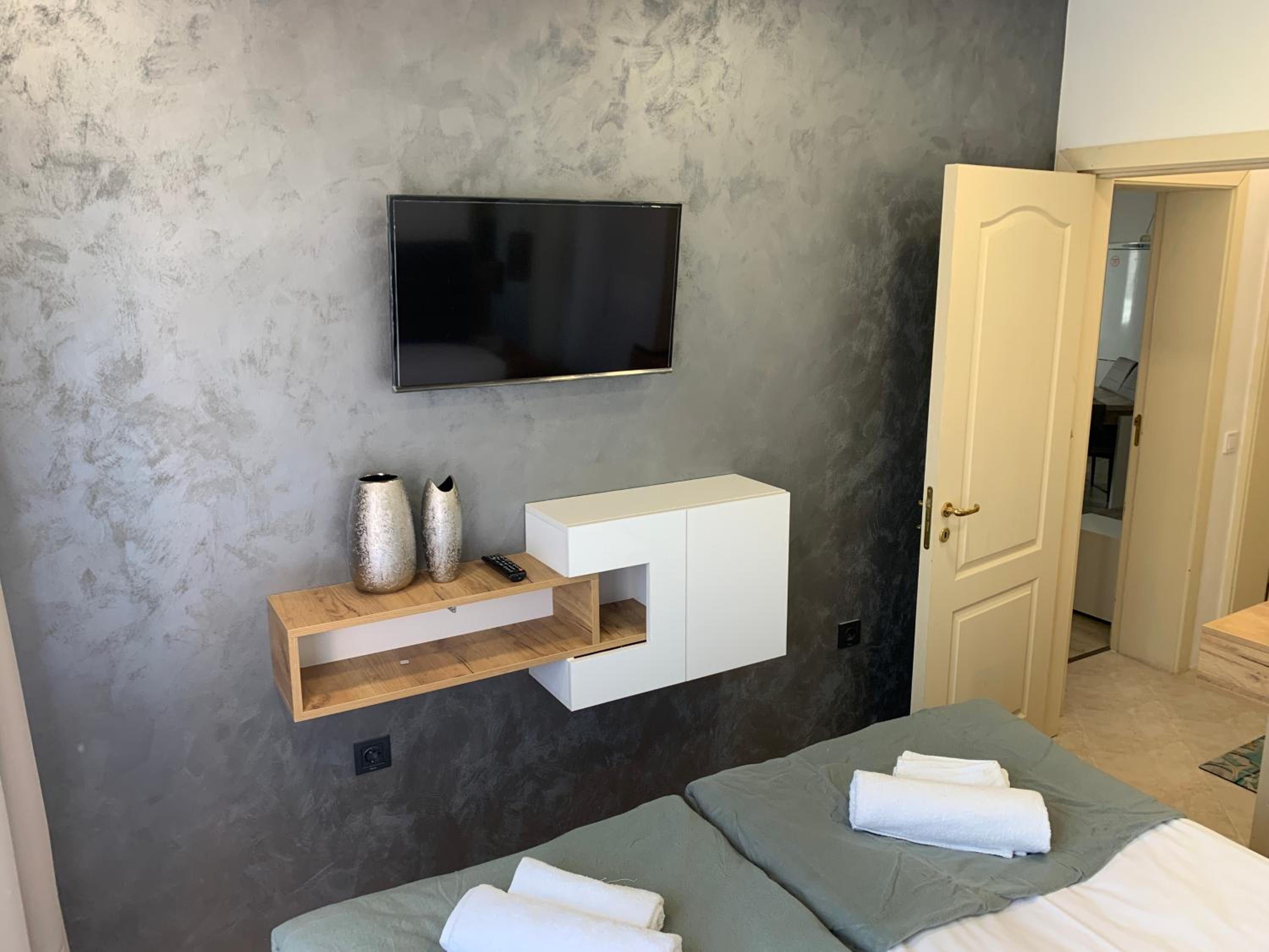 Sunray Guest House, Private Rooms & Apartment with Lovely Sea View