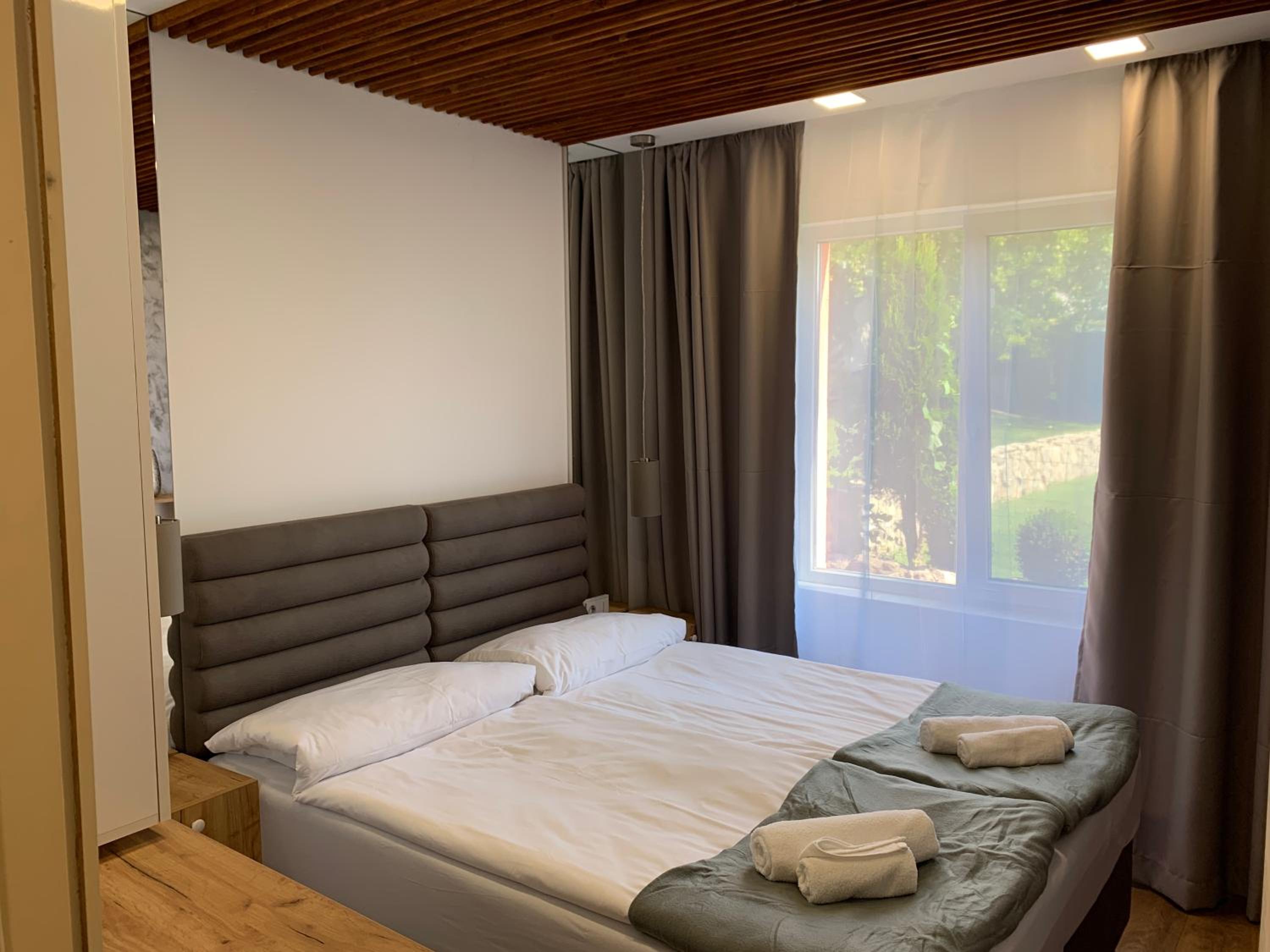 Sunray Guest House, Private Rooms & Apartment with Lovely Sea View