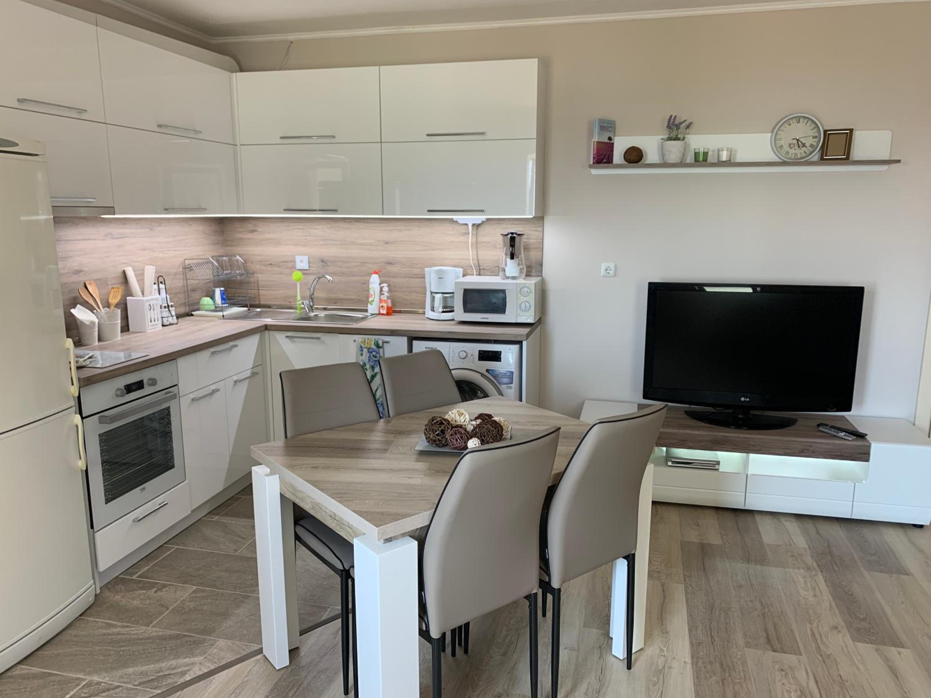 Sunray Guest House, Private Rooms & Apartment with Lovely Sea View