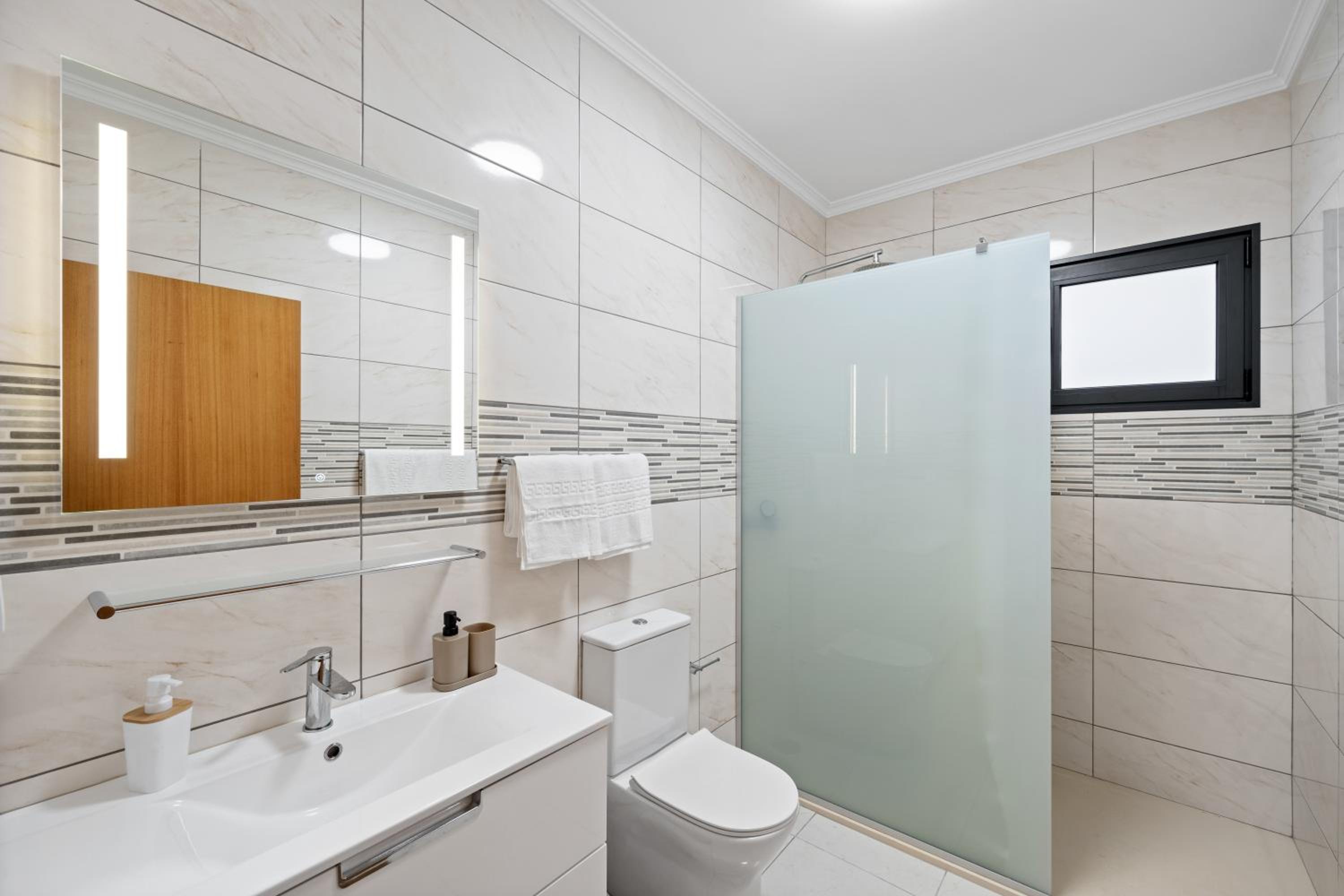 Calheta Paradise Holiday Home - Free Parking & Views