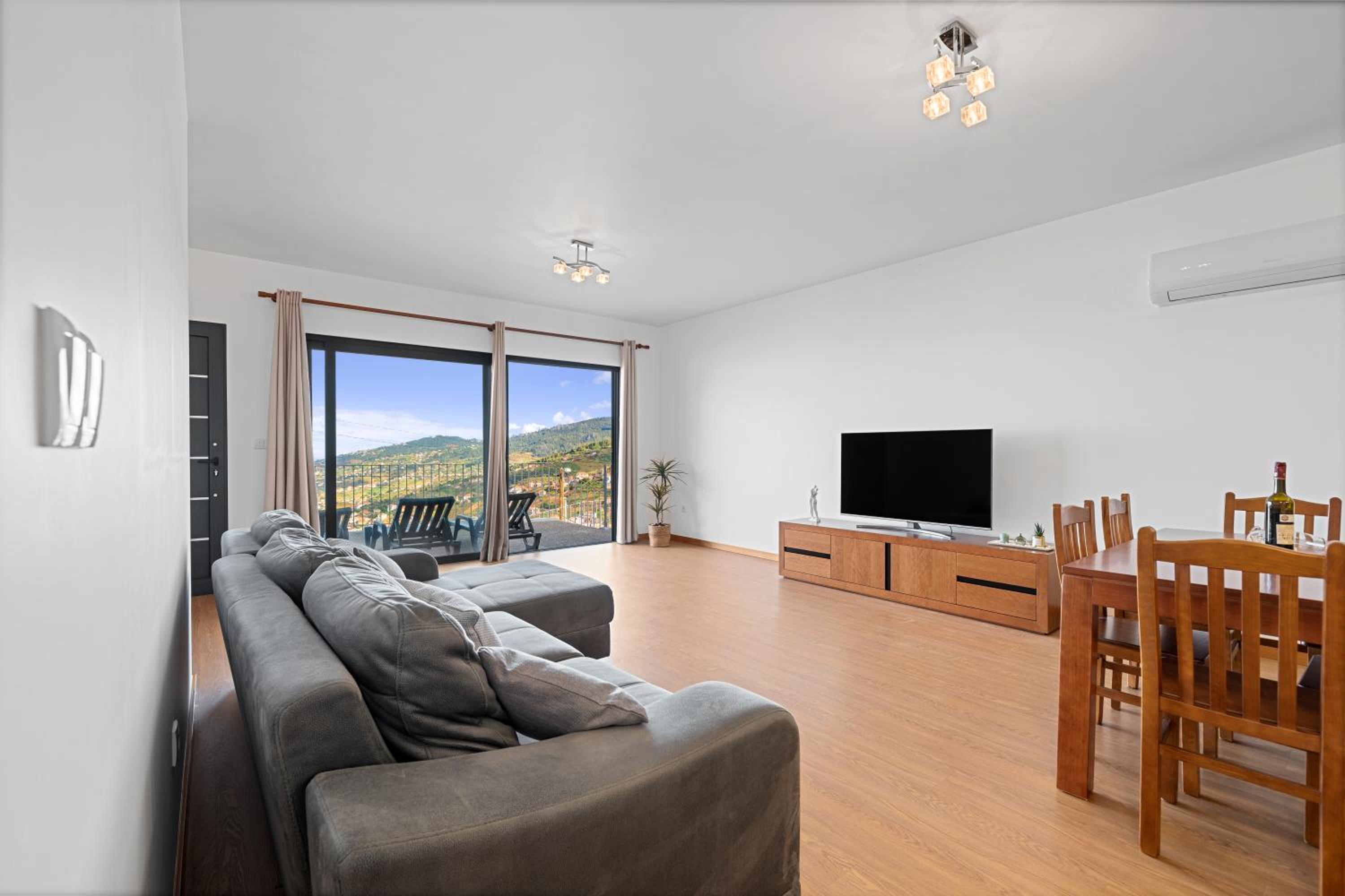 Calheta Paradise Holiday Home - Free Parking & Views
