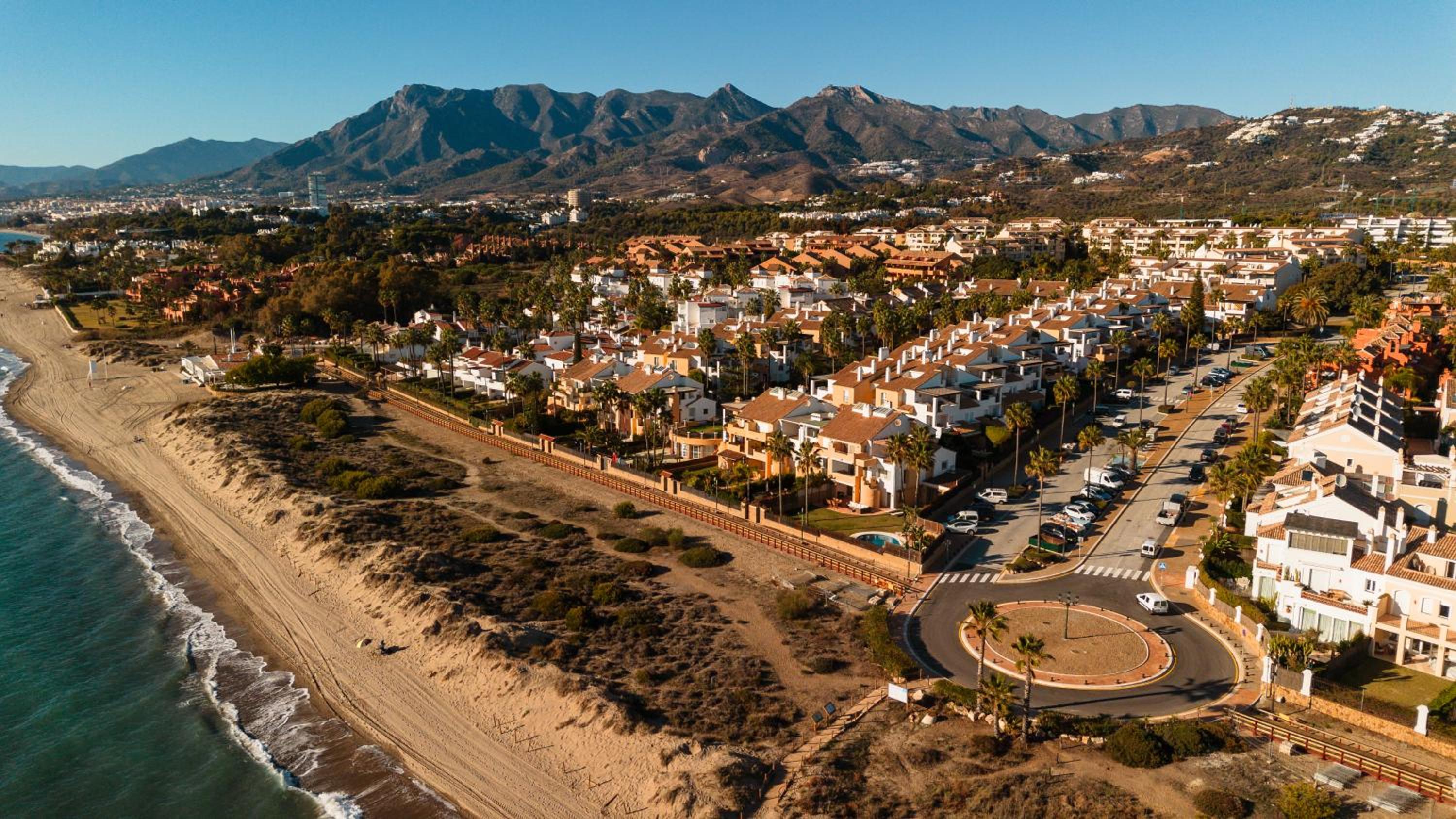 Renovated apartment with garden and direct beach access, Marbella East view 4
