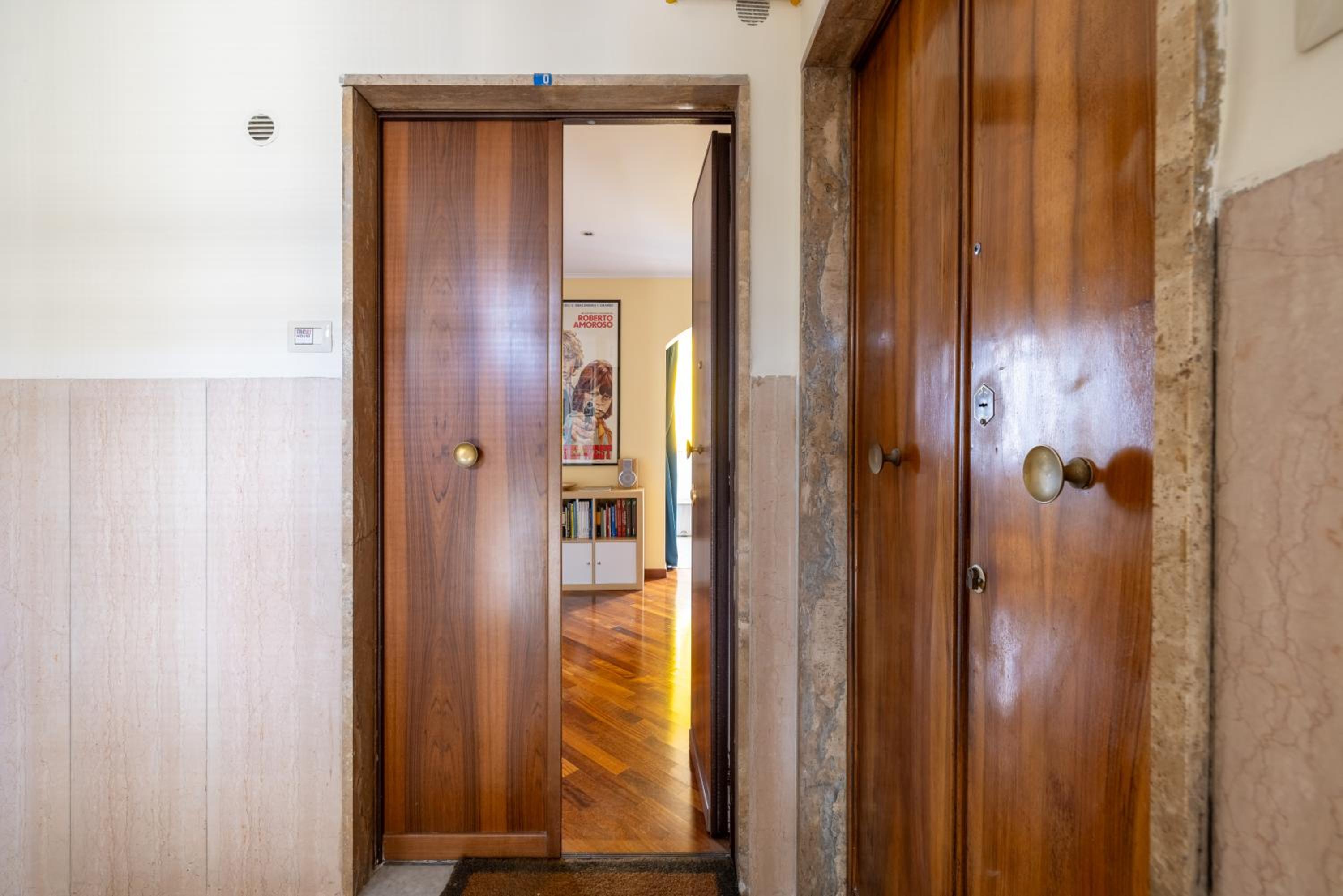 STRACULT HOUSE Suggestive and Vintage-pop Apartment