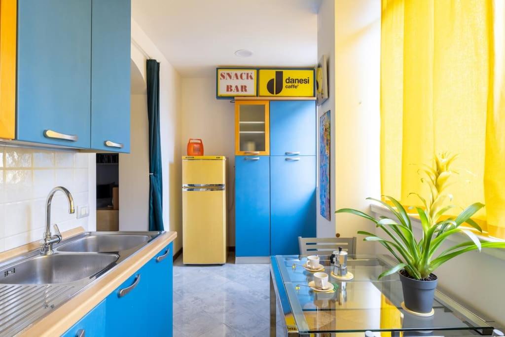 STRACULT HOUSE Suggestive and Vintage-pop Apartment