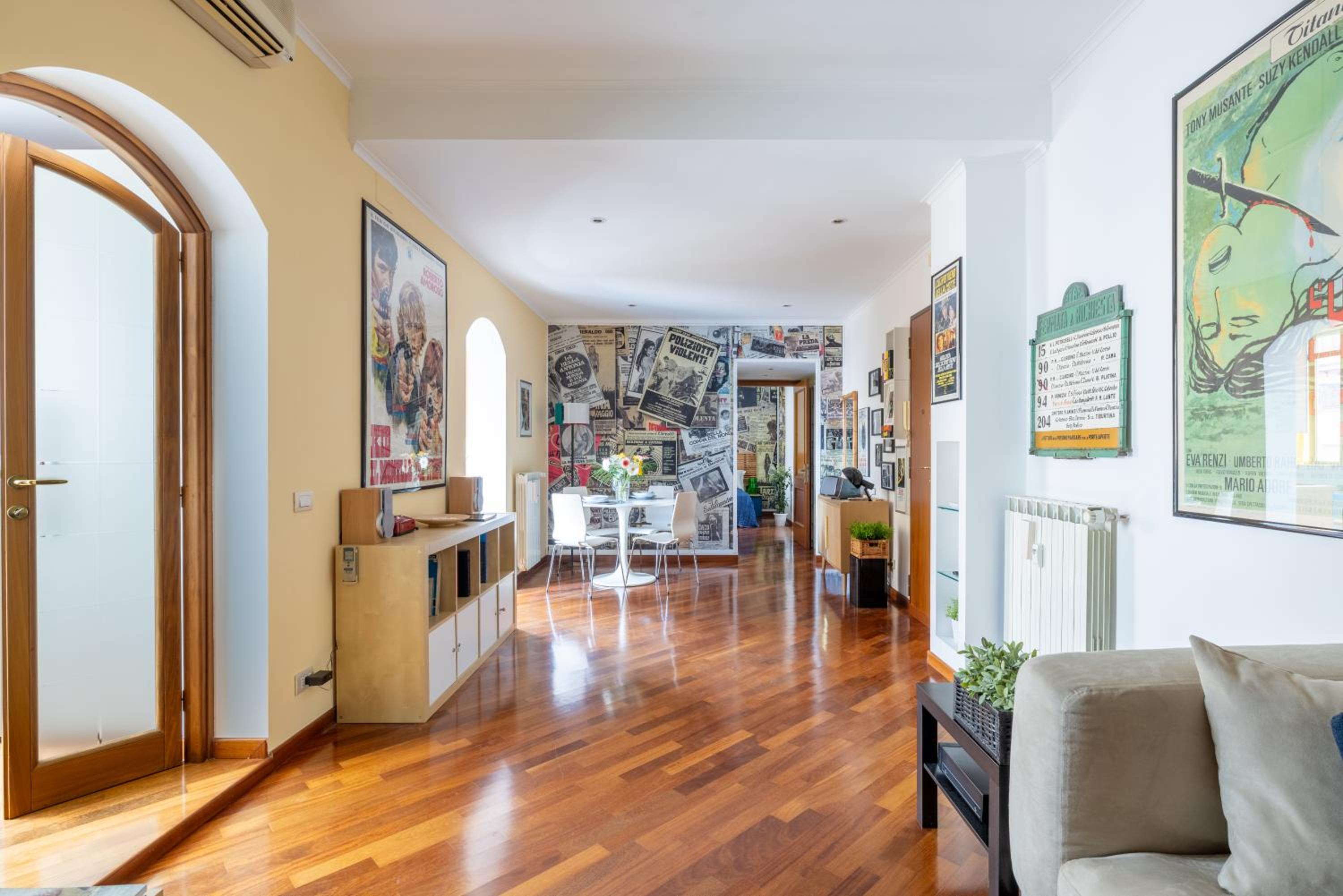 STRACULT HOUSE Suggestive and Vintage-pop Apartment