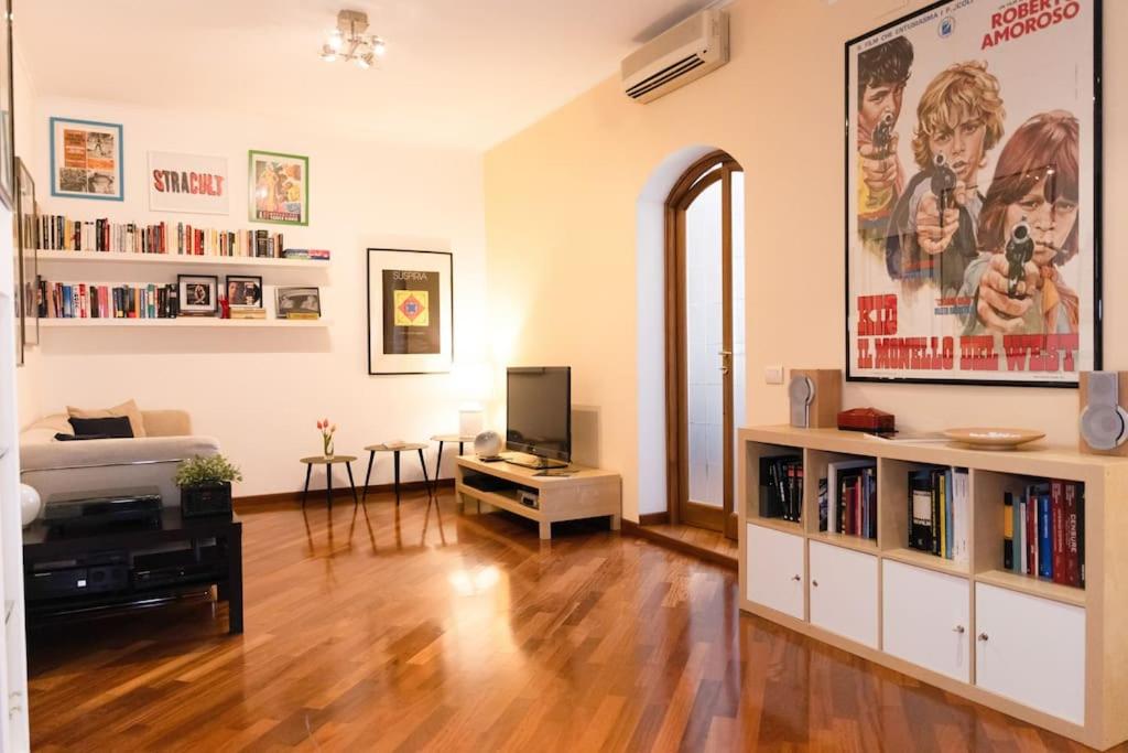 STRACULT HOUSE Suggestive and Vintage-pop Apartment