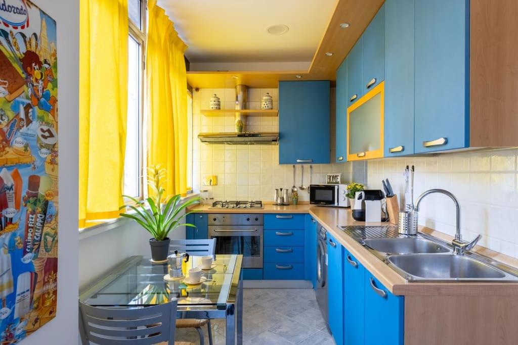 STRACULT HOUSE Suggestive and Vintage-pop Apartment
