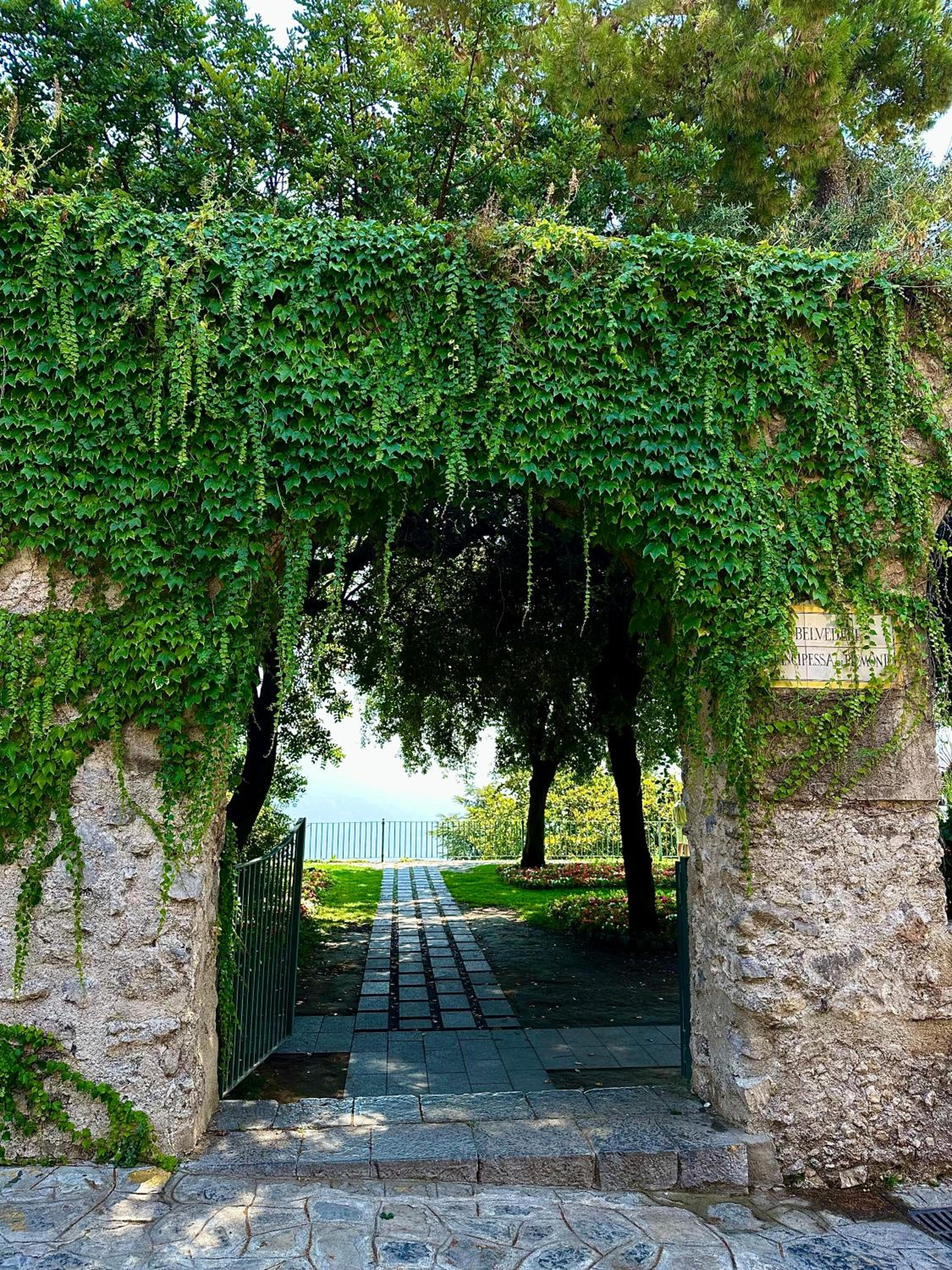 Simona House photo 5