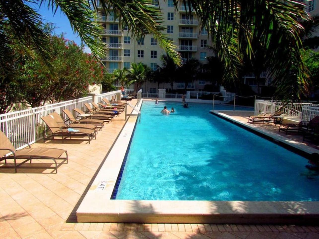 One bedroom in amazing condoBeach pass included! view 3