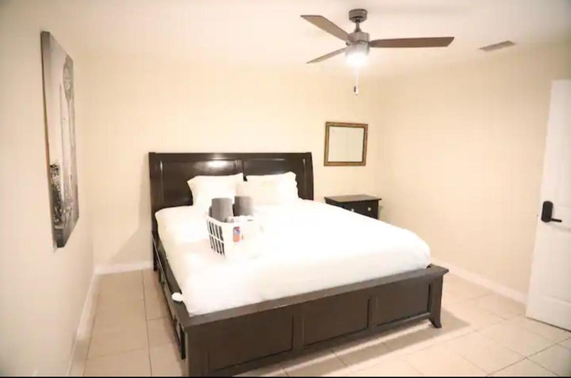 Gorgeous King Master room with private lavatory view 5
