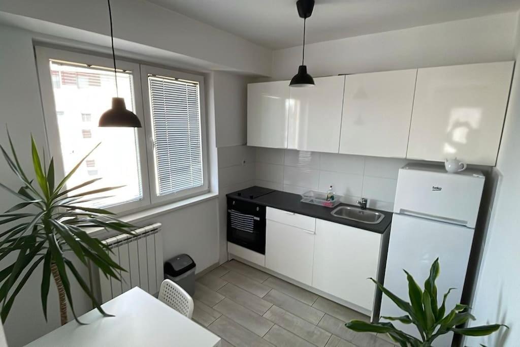 New modern Rooftop Apartment-FREE PRIVATE PARKING, self check-in view 4