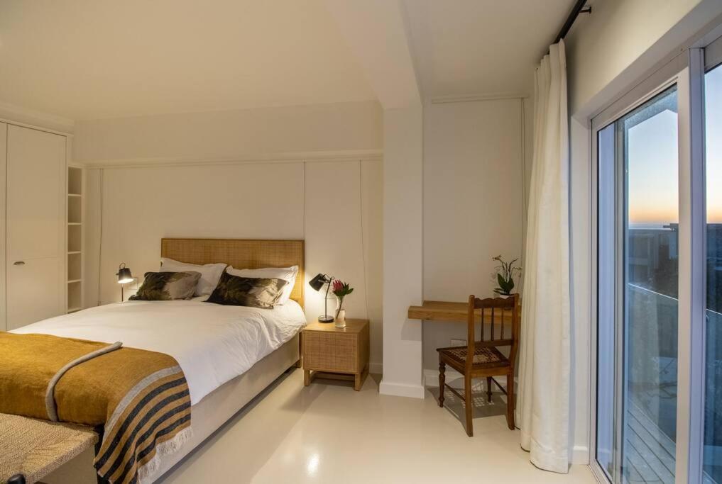 Sea, Mountains and Sunsets - Camps Bay Beach Villa