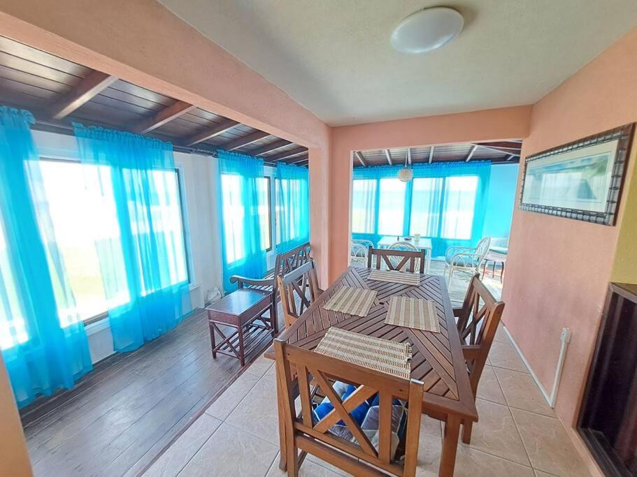 Oceanfront apartment in Oistins!