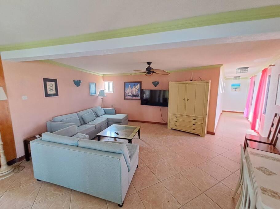 Oceanfront apartment in Oistins!