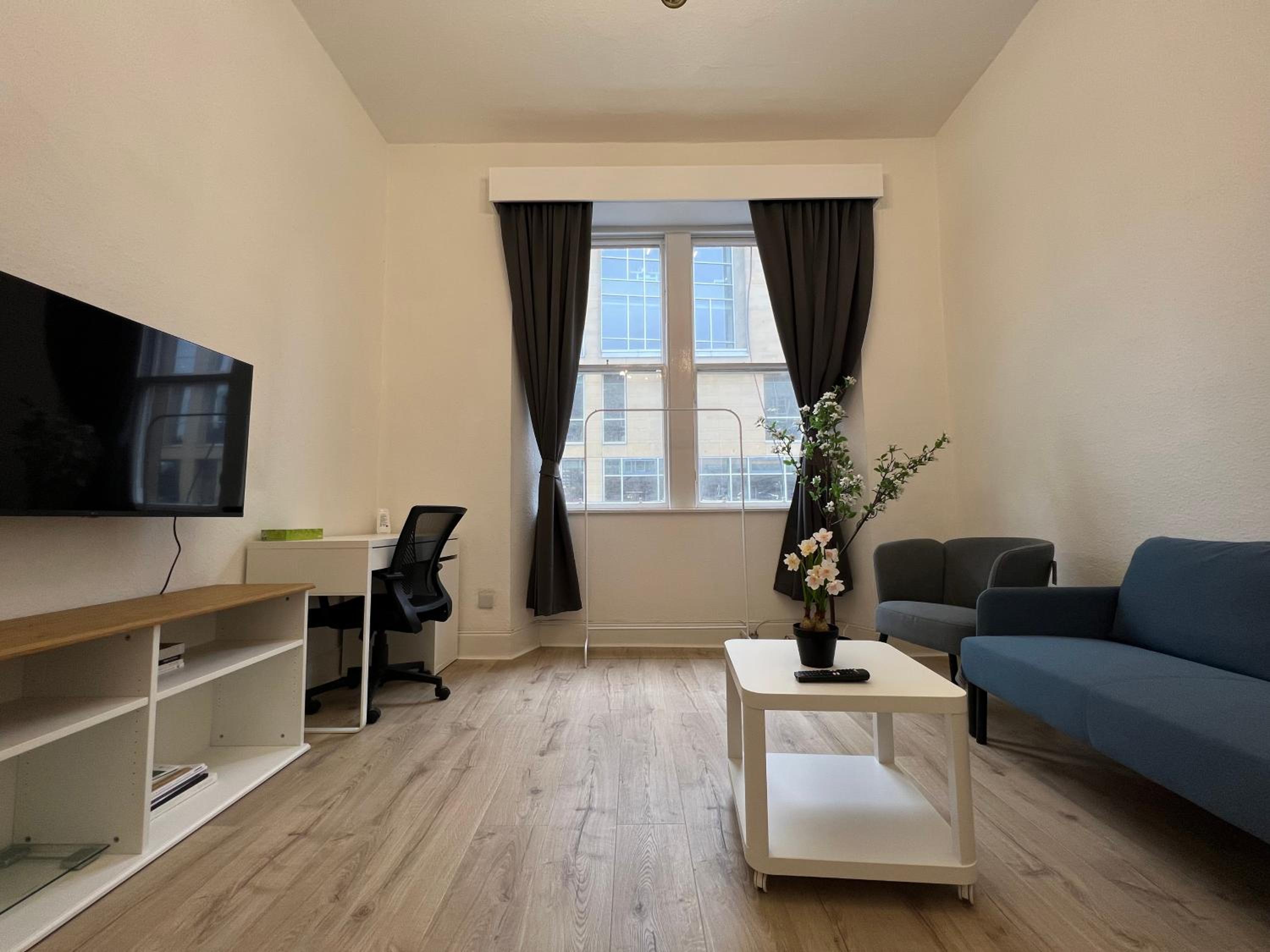 Spacious boutique two-bedroom apartment next to the castle