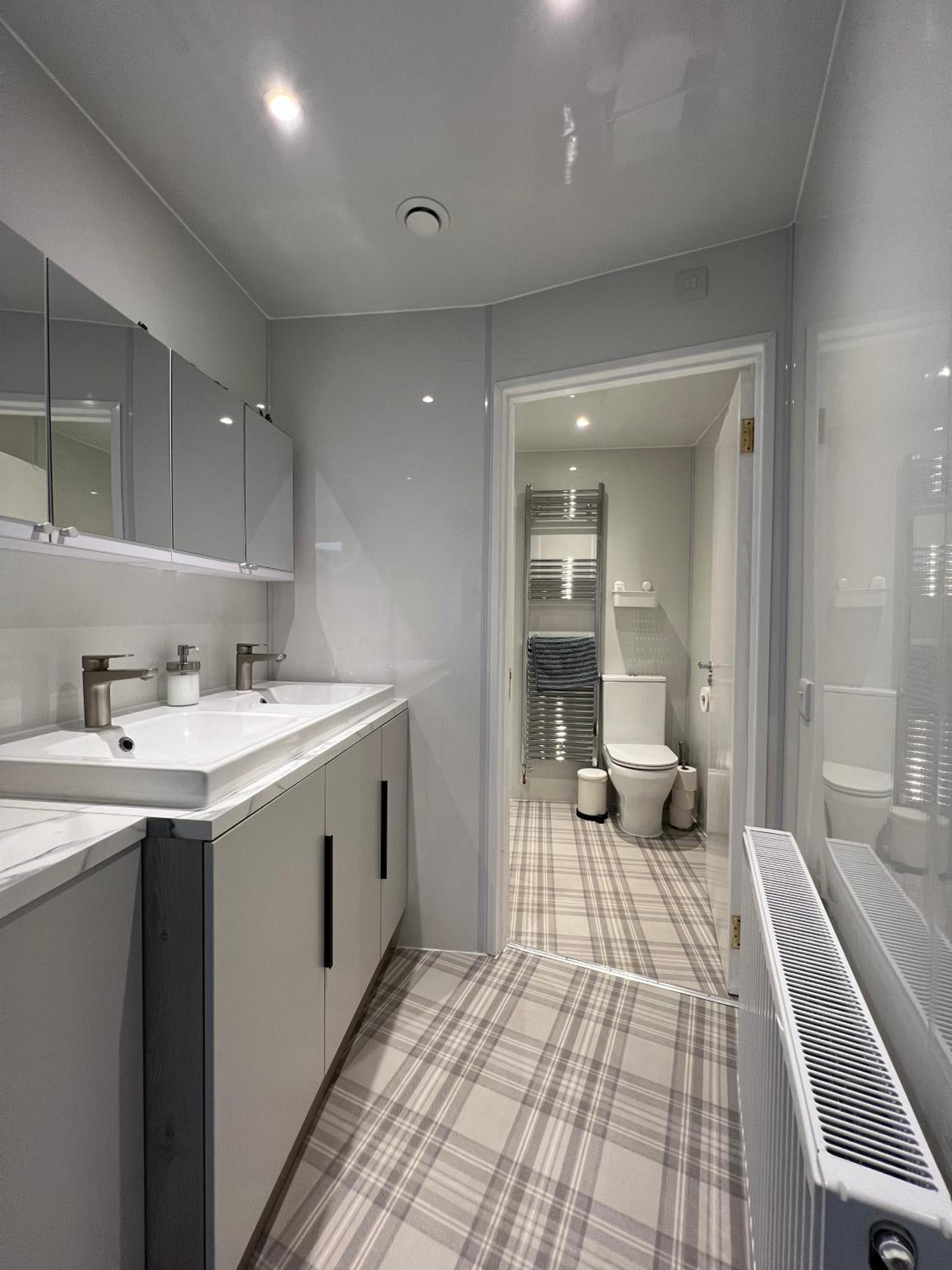 Spacious boutique two-bedroom apartment next to the castle photo 5