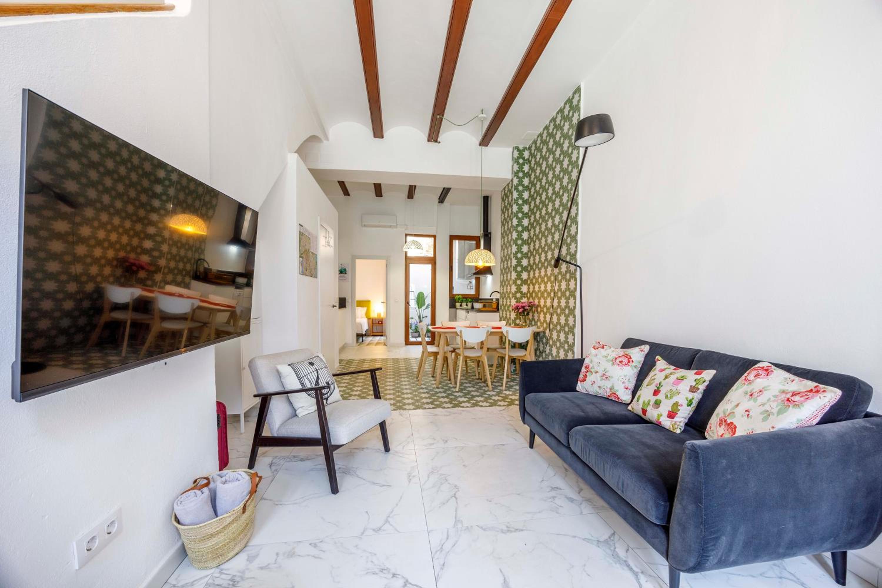 Artisan Haven: El Cabanyal Oasis