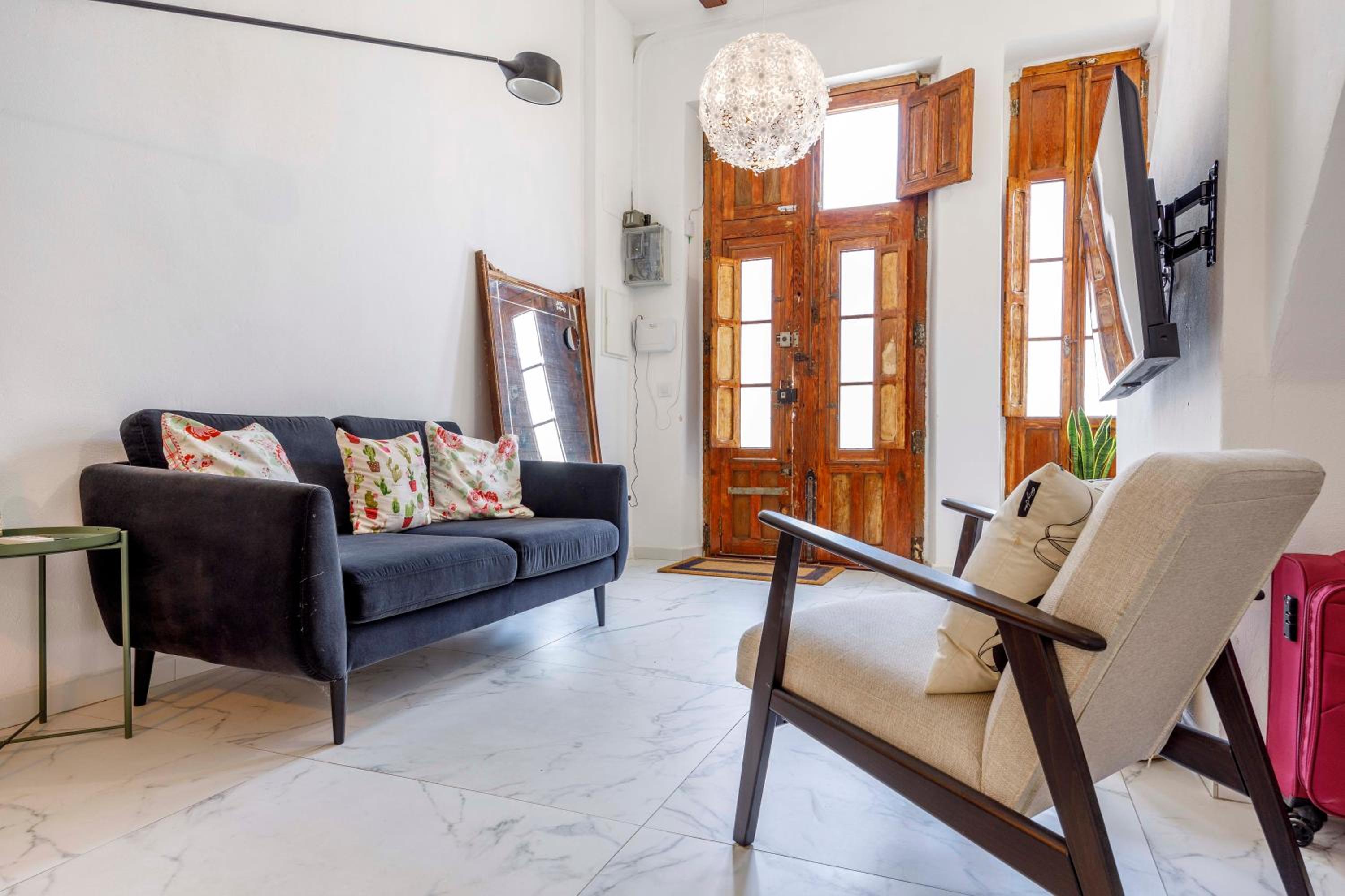 Artisan Haven: El Cabanyal Oasis