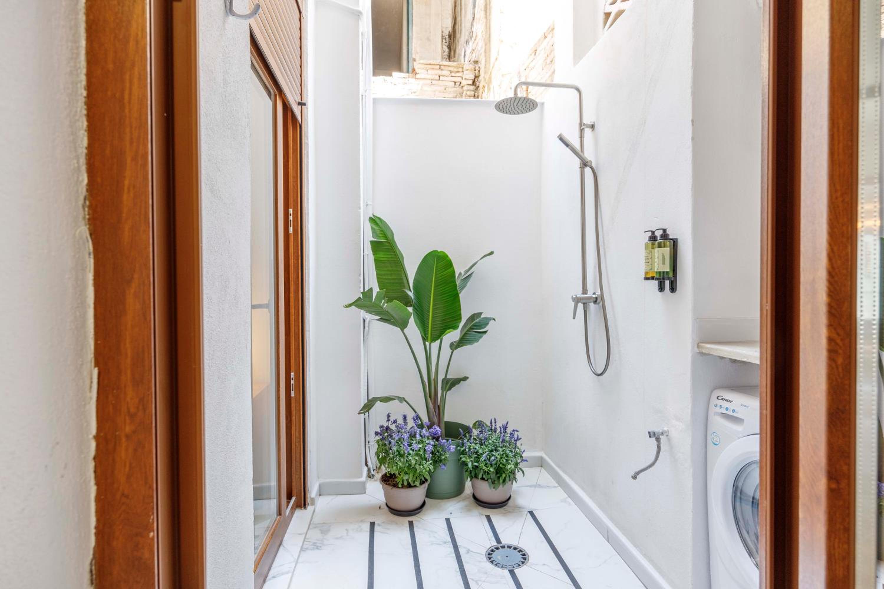 Artisan Haven: El Cabanyal Oasis