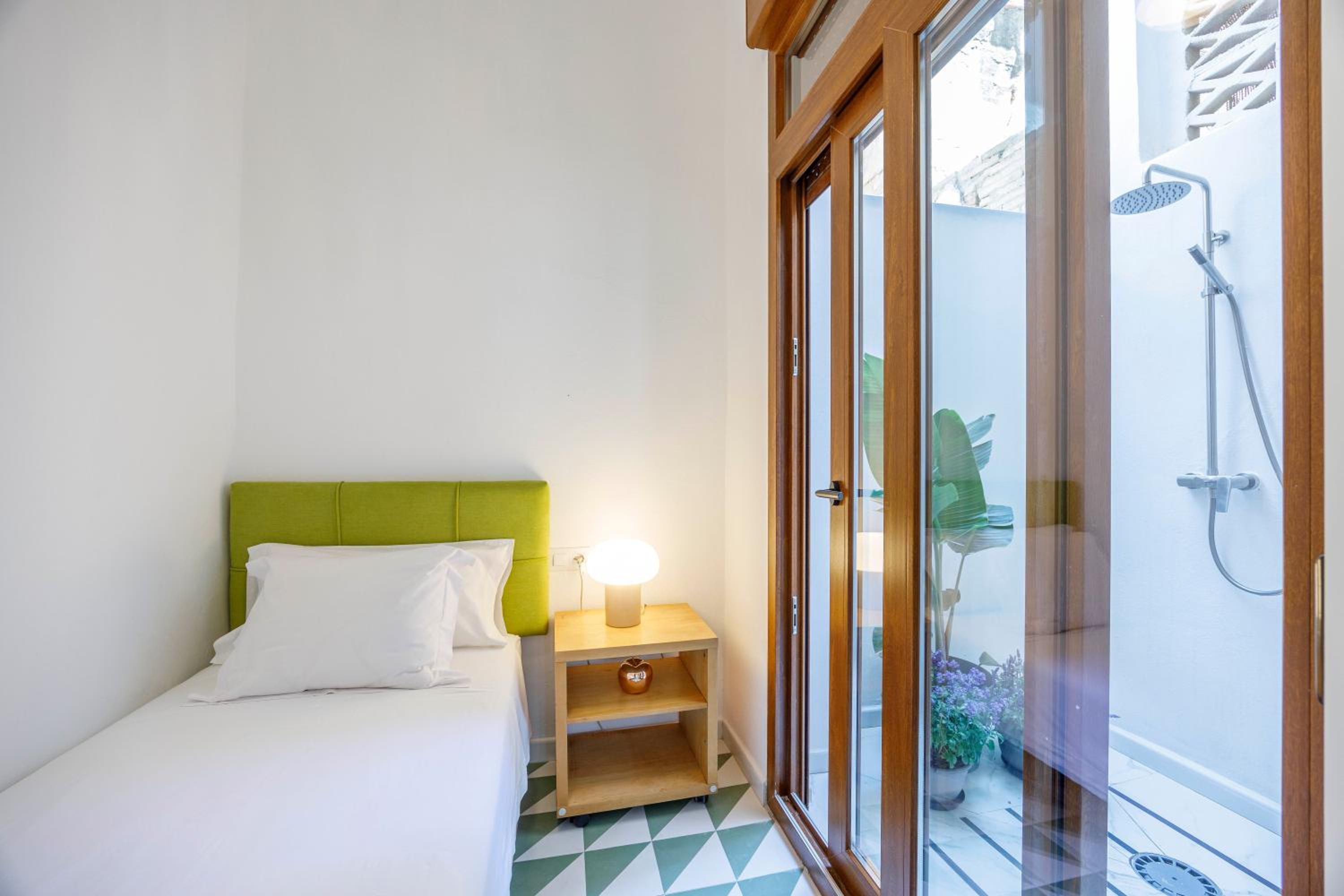 Artisan Haven: El Cabanyal Oasis