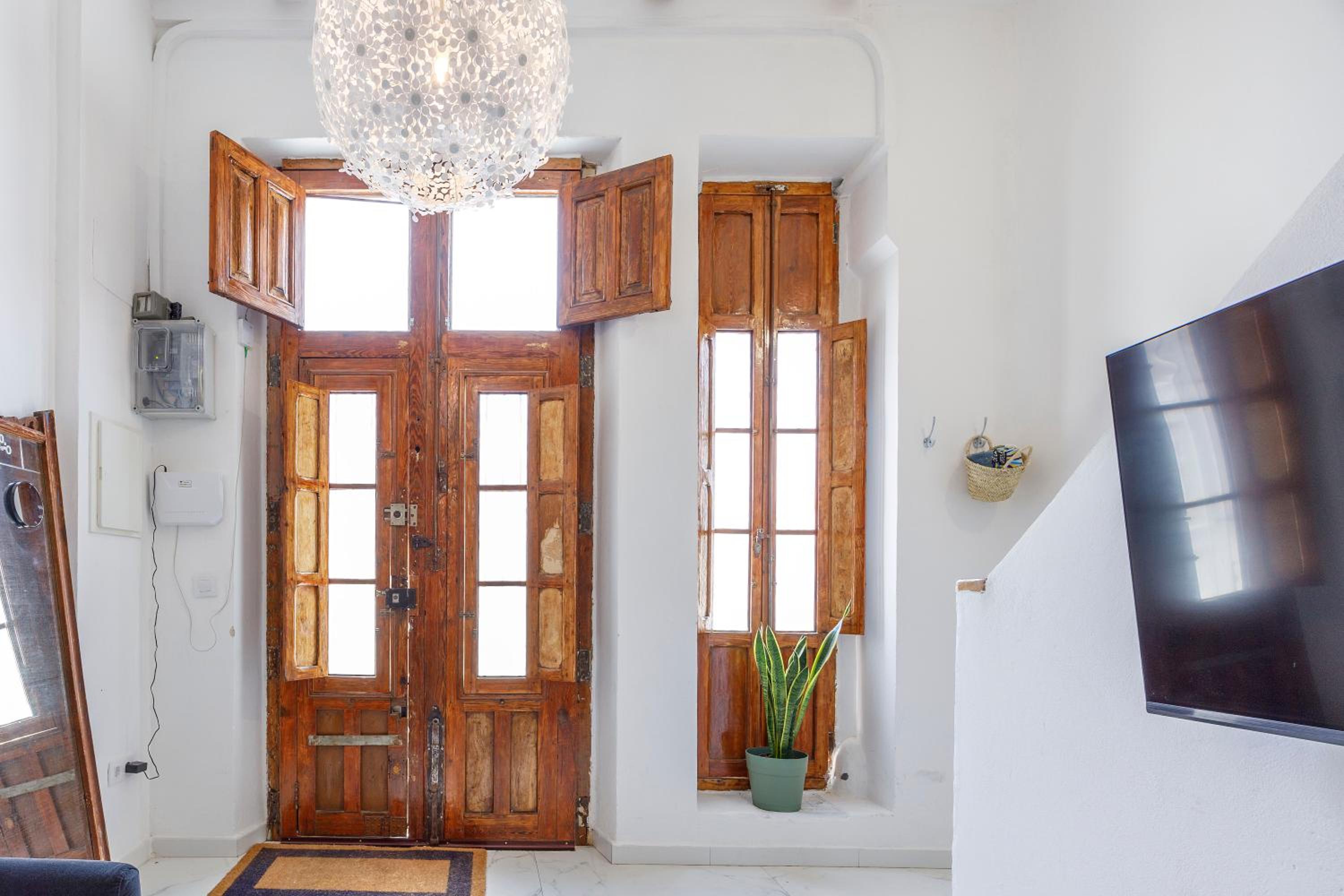 Artisan Haven: El Cabanyal Oasis