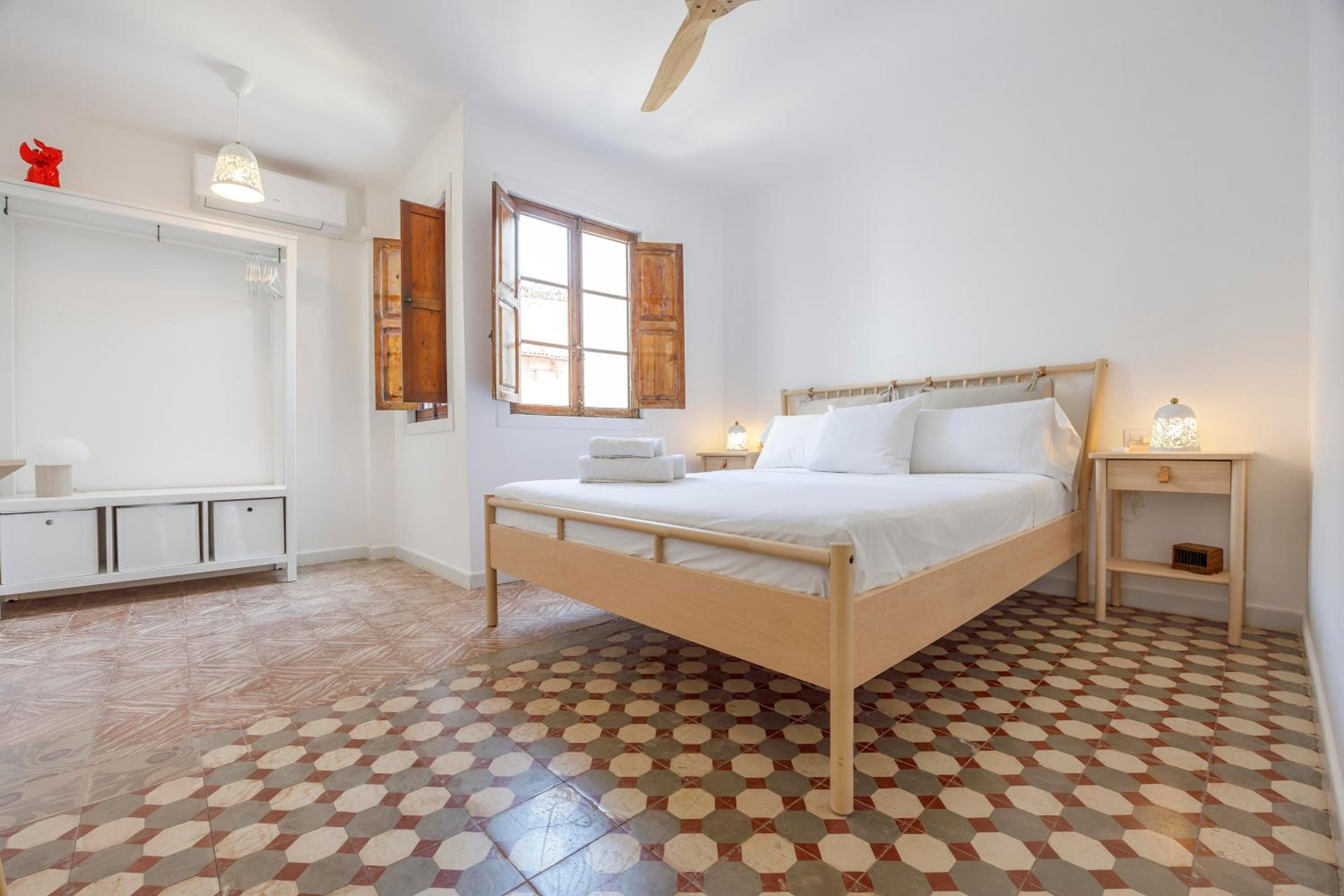 Artisan Haven: El Cabanyal Oasis