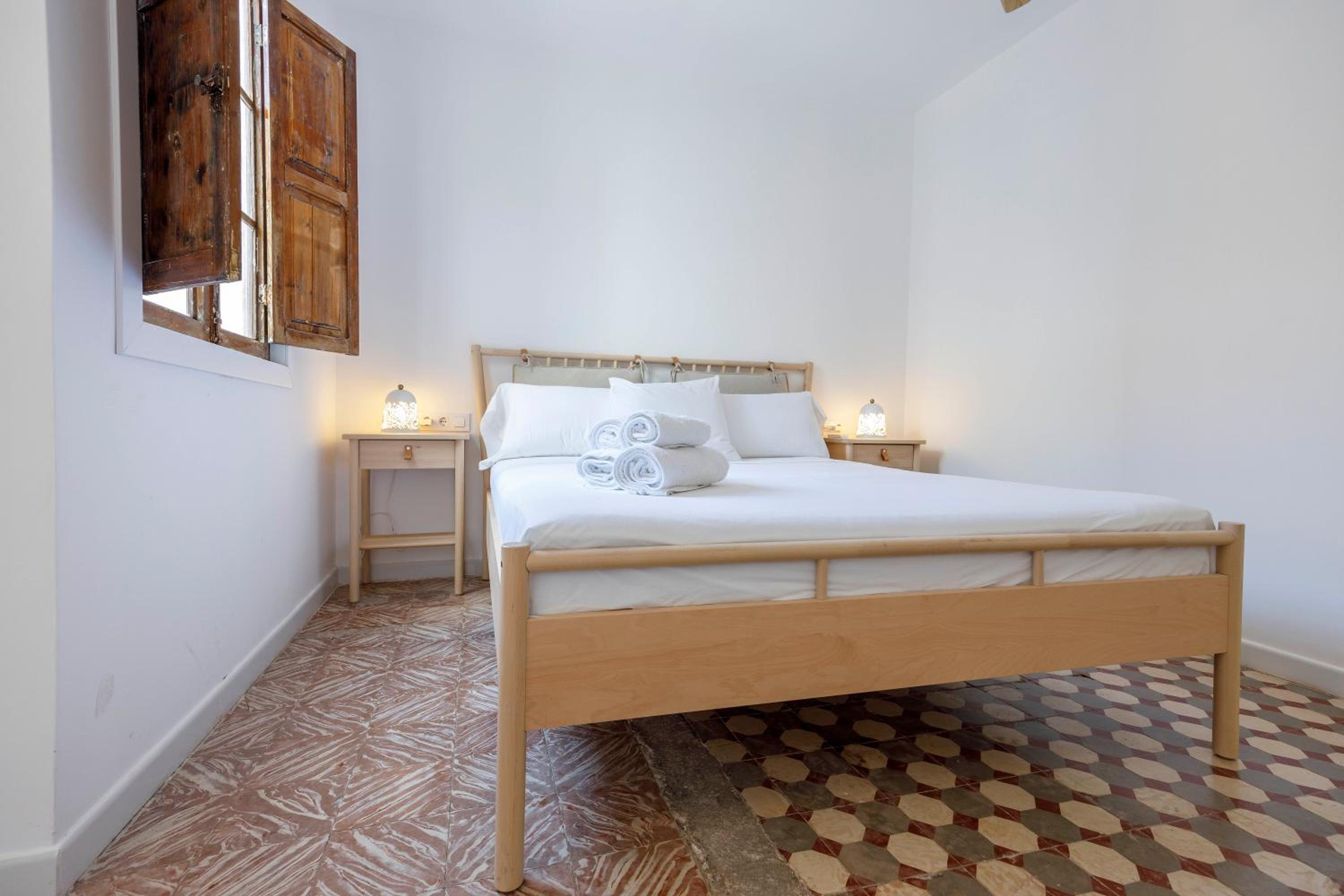 Artisan Haven: El Cabanyal Oasis