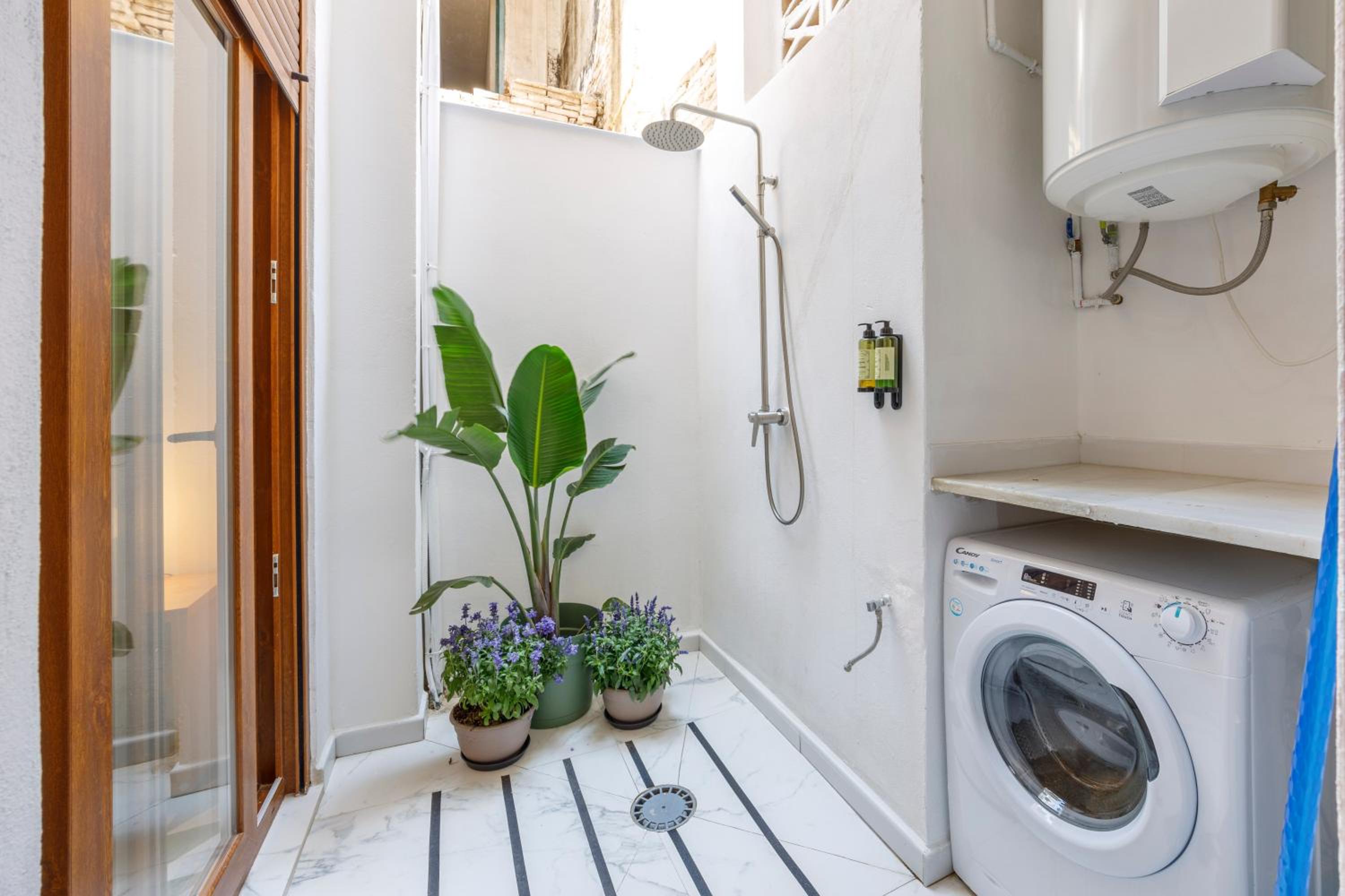 Artisan Haven: El Cabanyal Oasis
