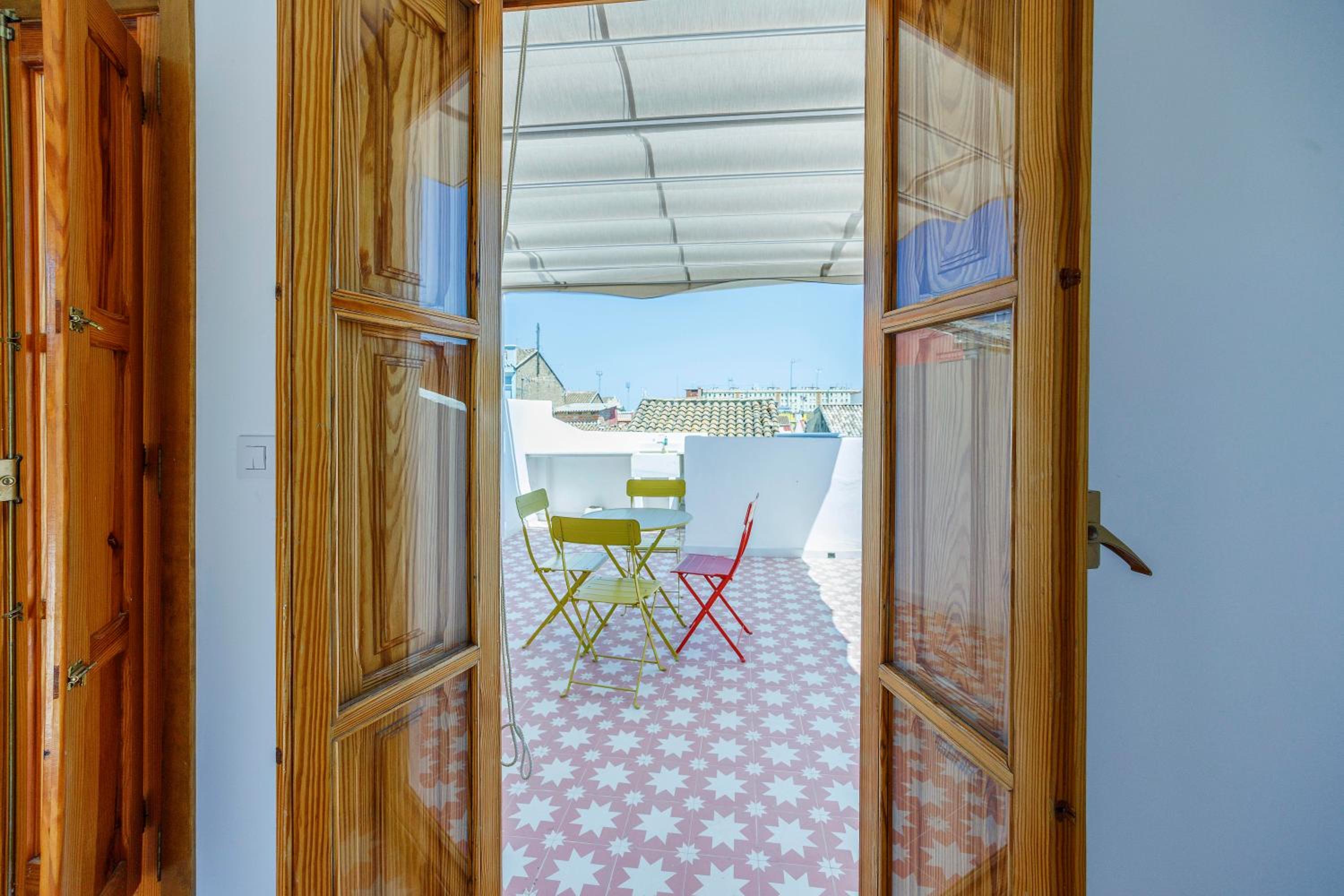 Artisan Haven: El Cabanyal Oasis