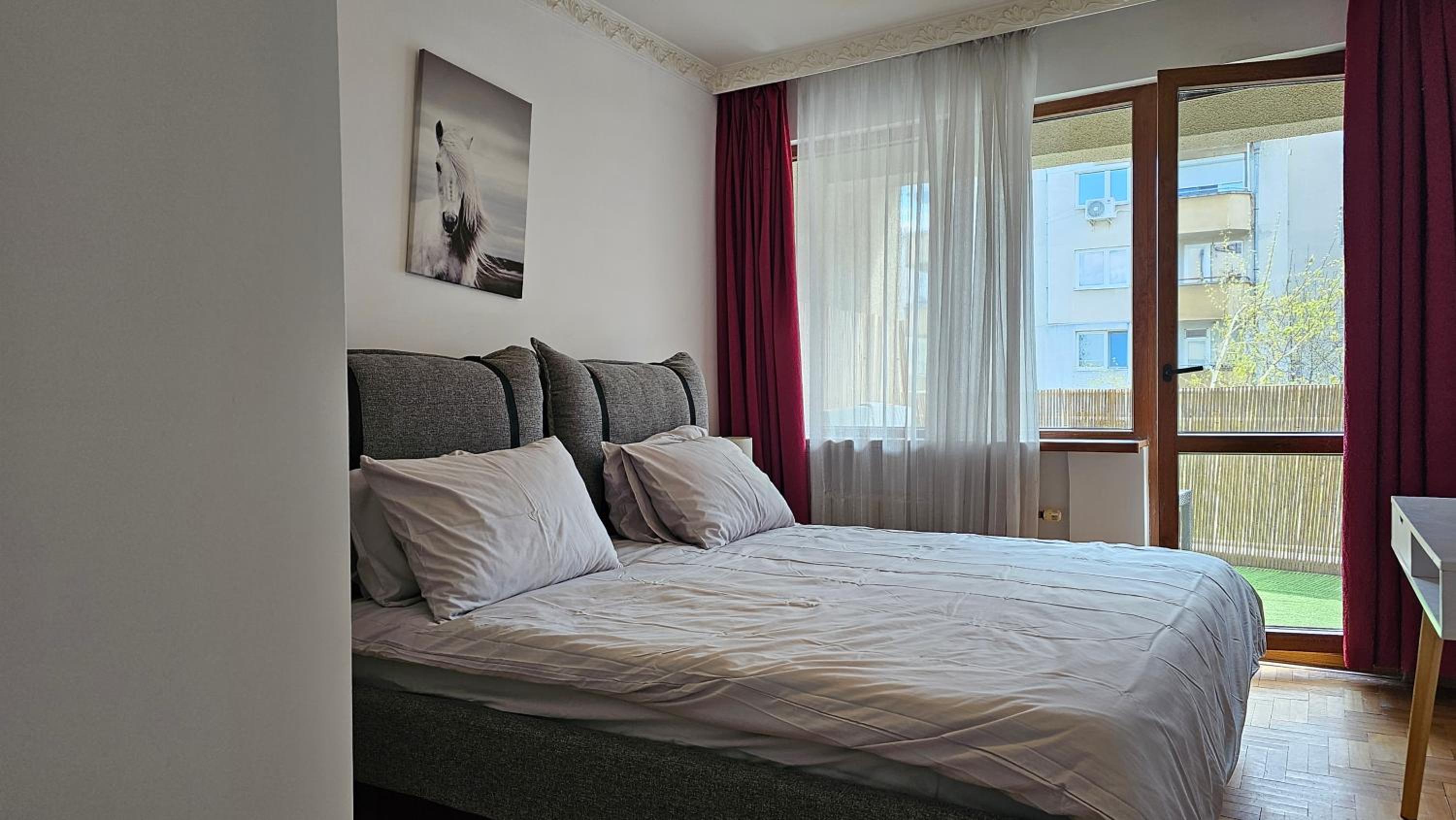 Business Park Retreat: 1BR with Mountain View
