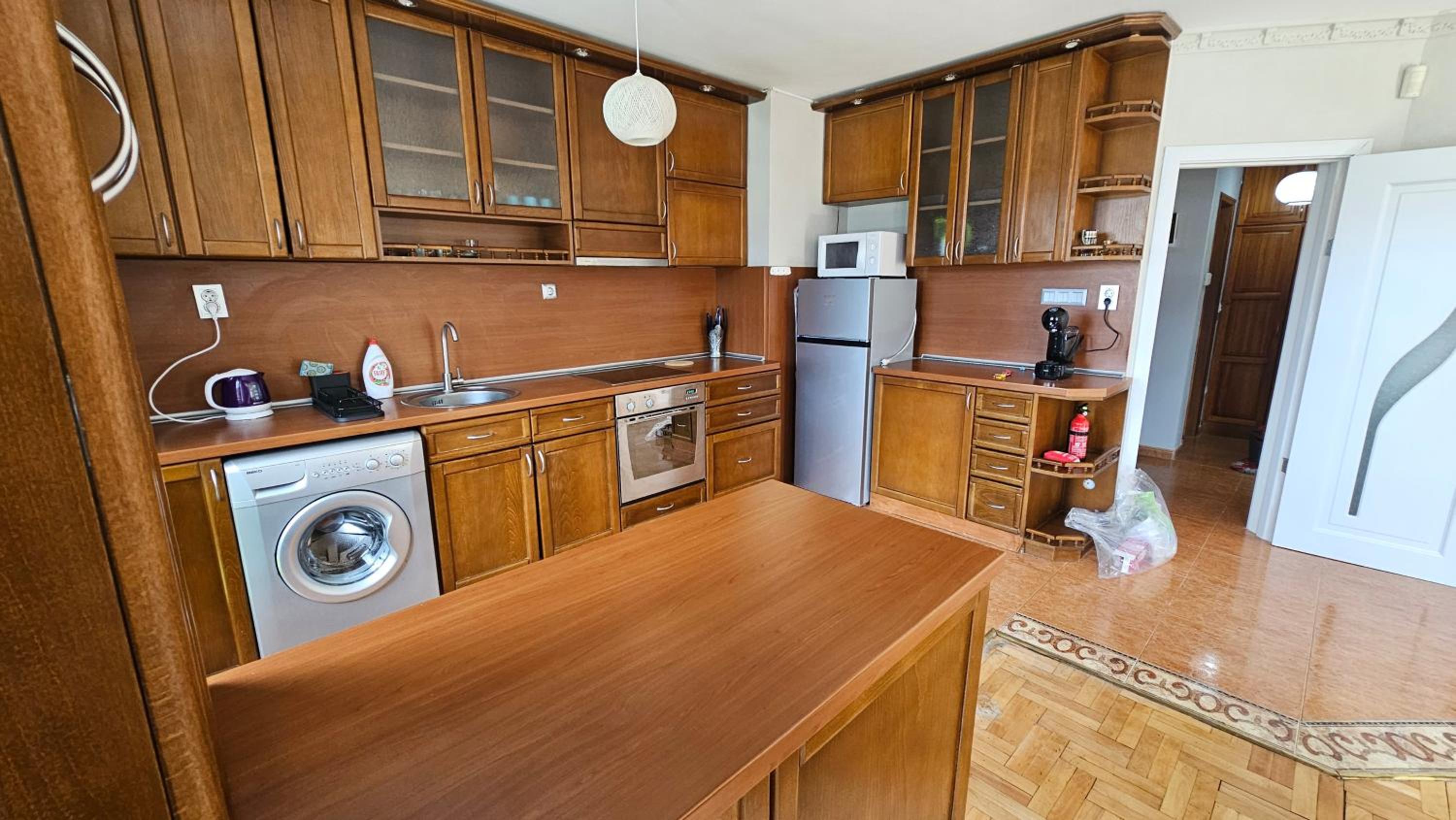 Business Park Retreat: 1BR with Mountain View