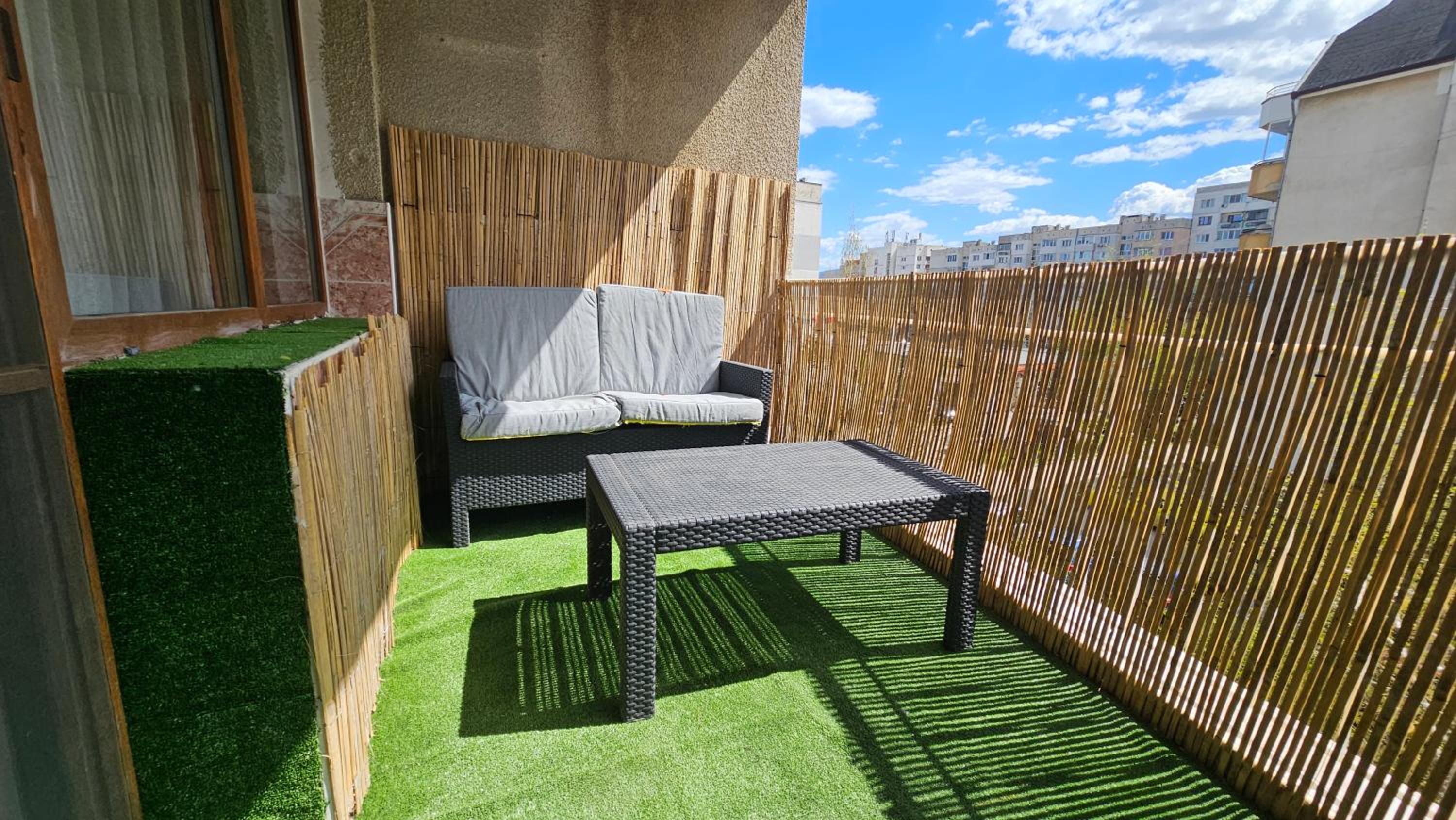 Business Park Retreat: 1BR with Mountain View