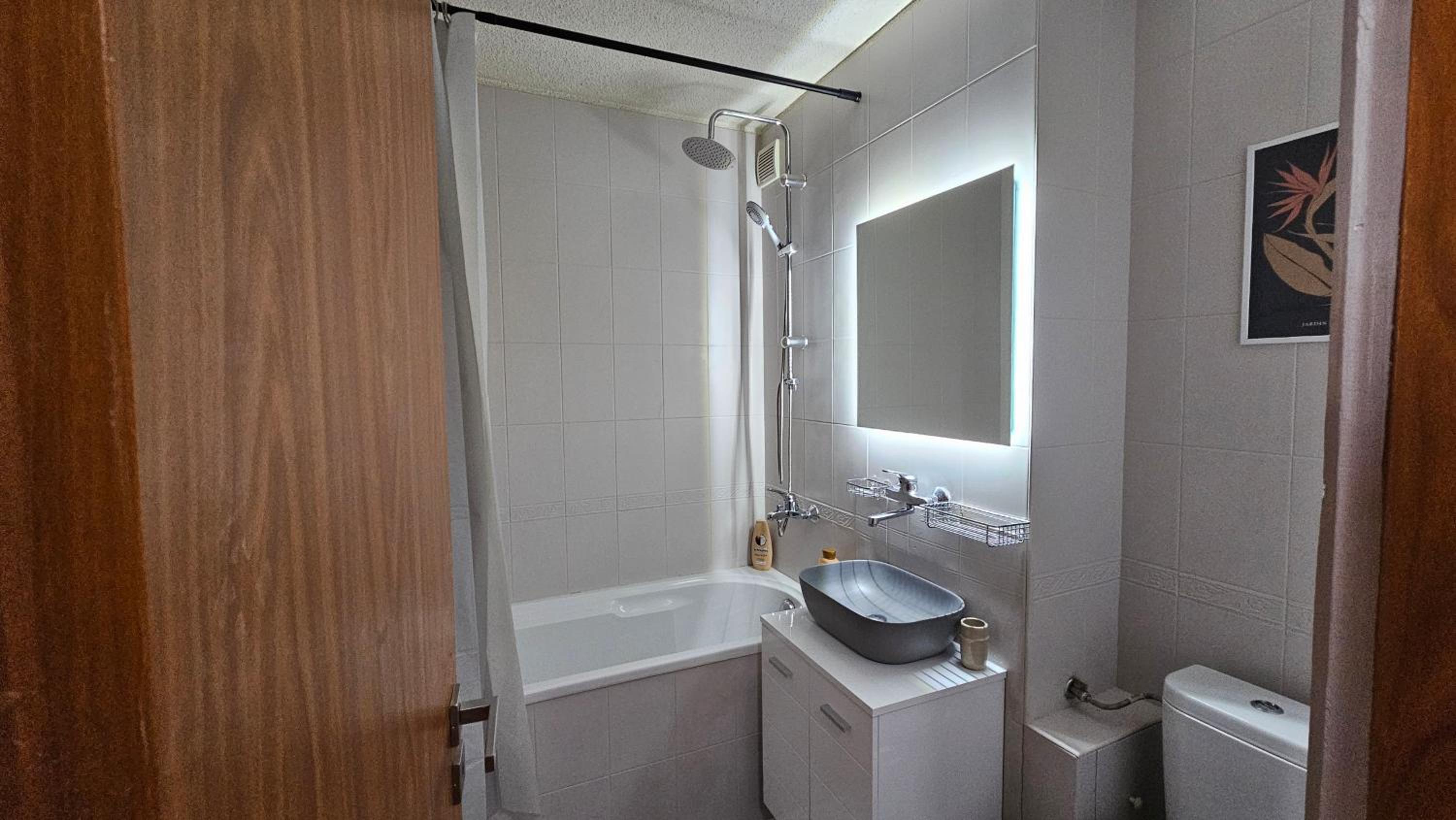 Business Park Retreat: 1BR with Mountain View