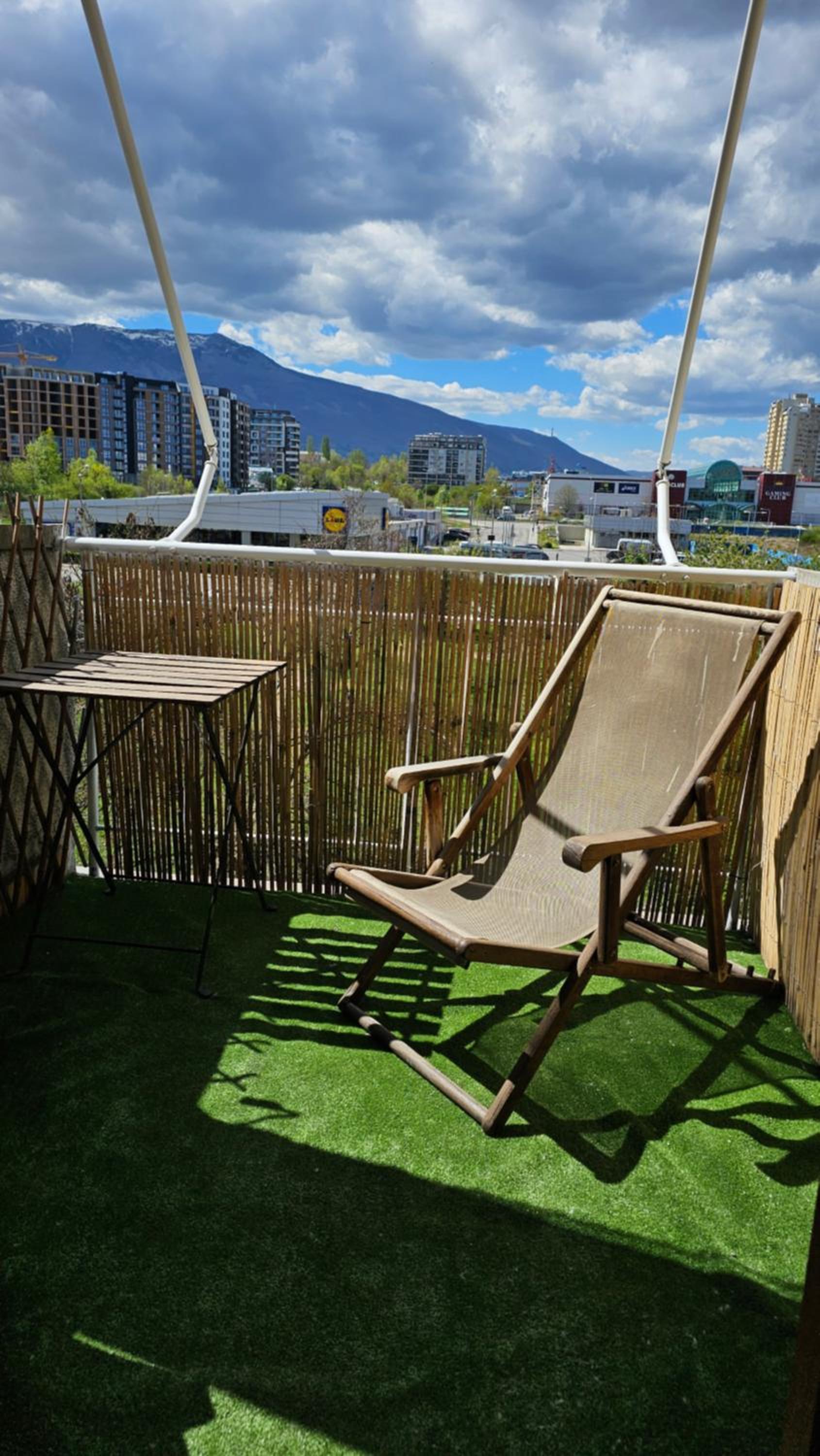 Business Park Retreat: 1BR with Mountain View