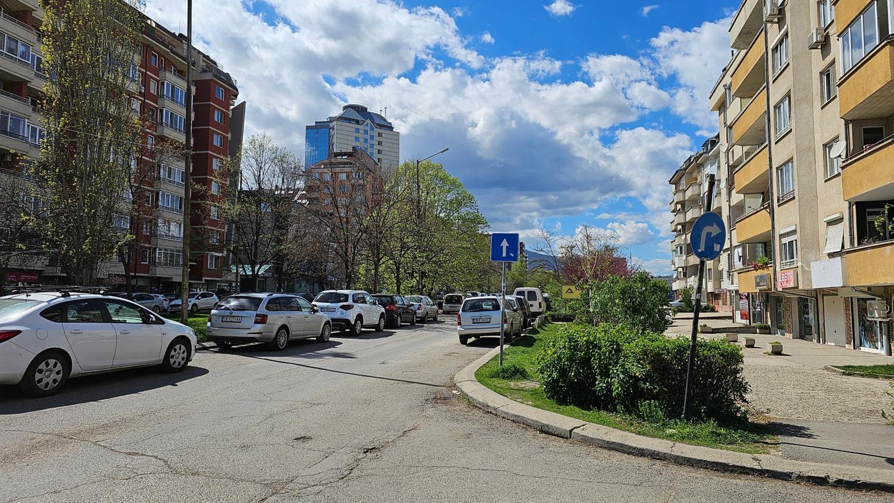 Business Park Retreat: 1BR with Mountain View